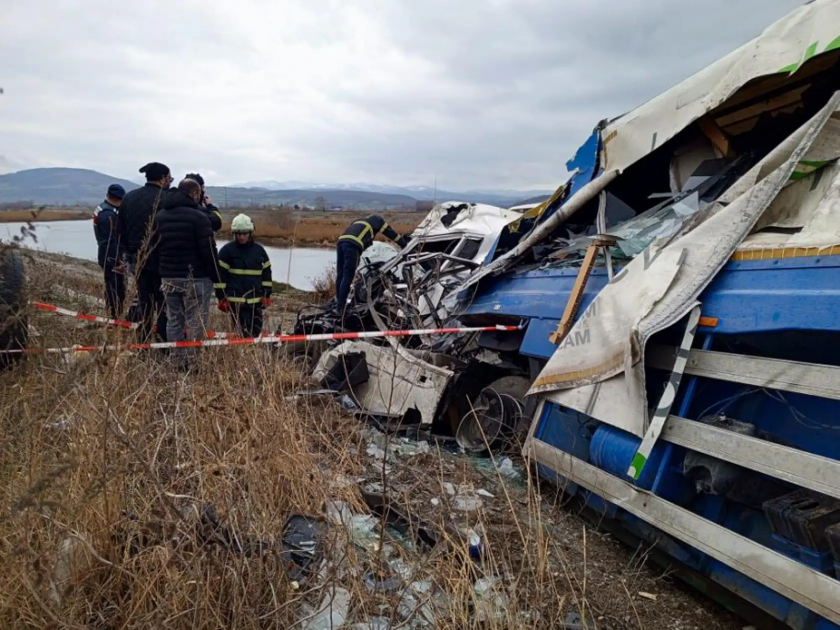 İki tır kafa kafaya çarpıştı: 1 ölü, 2 yaralı