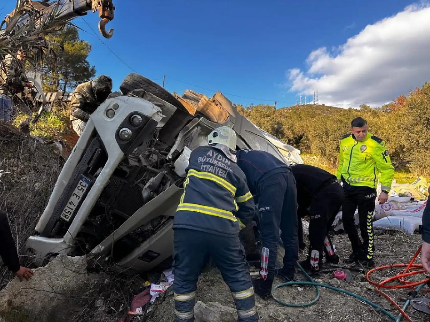 Kuşadası'nda virajı alamayan tır tarlaya uçtu: 1 ölü, 3 yaralı