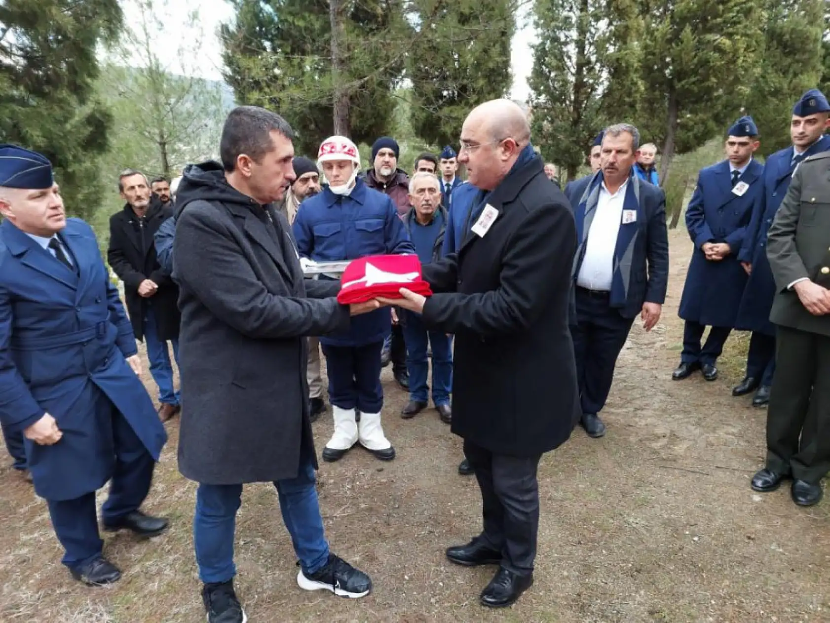 Evinde yanarak hayatını kaybeden Kıbrıs gazisi askeri törenle defnedildi
