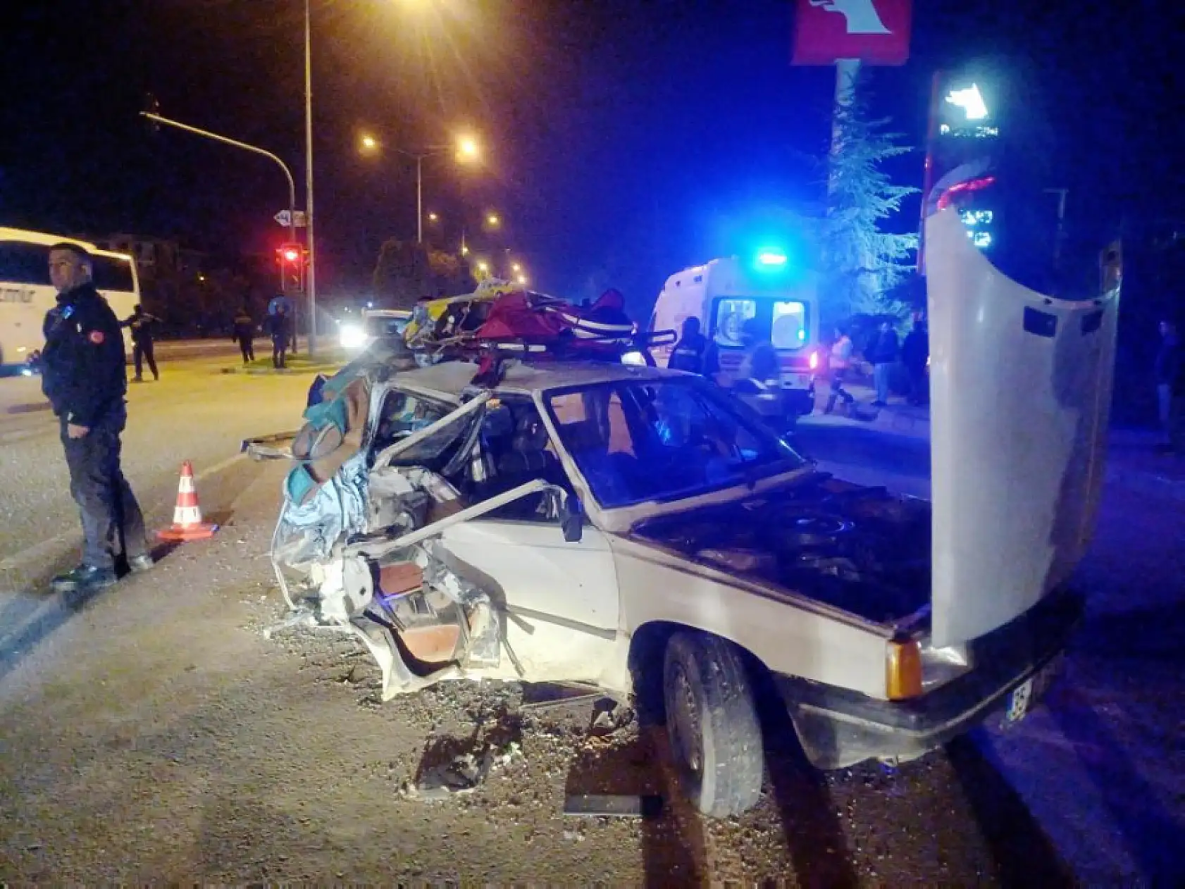 Korkunç kaza: Otomobiller hurdaya döndü, 2 ağır, 5 yaralı
