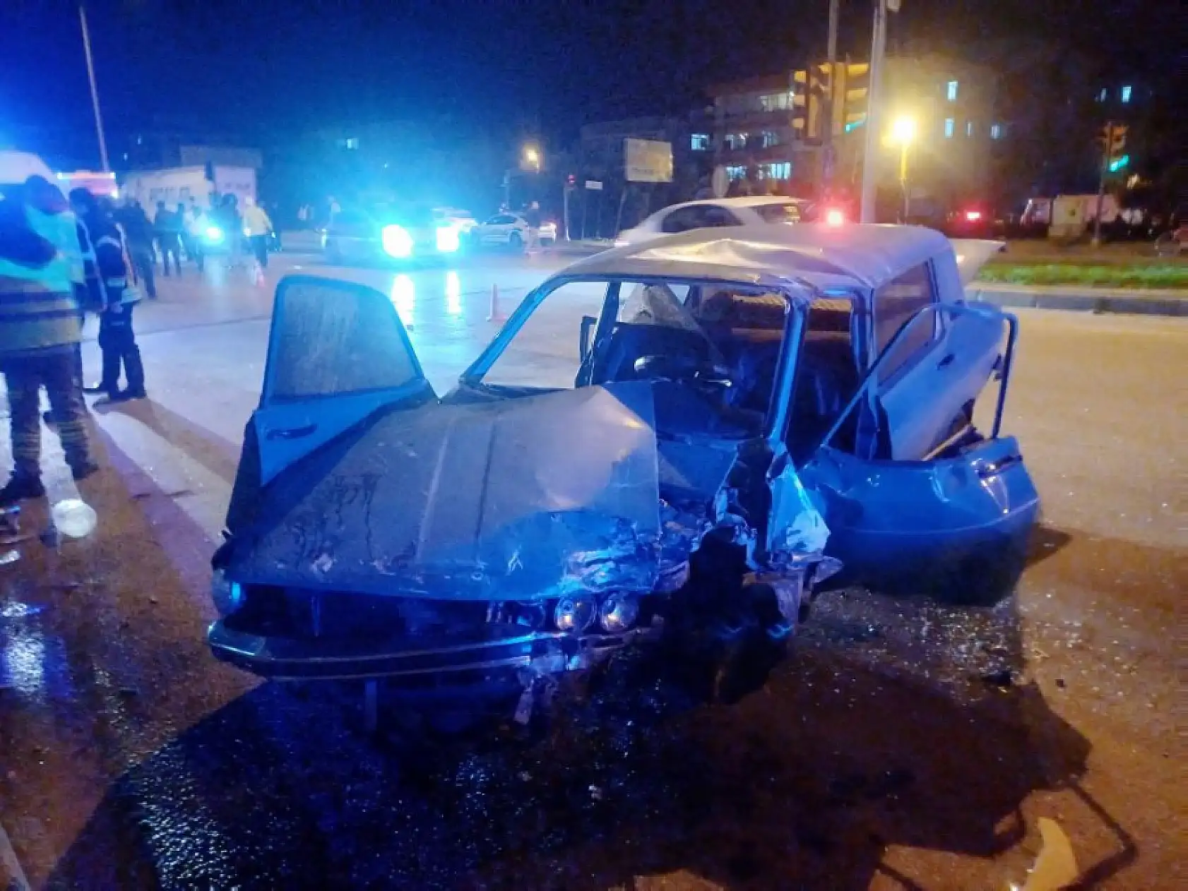 Korkunç kaza: Otomobiller hurdaya döndü, 2 ağır, 5 yaralı