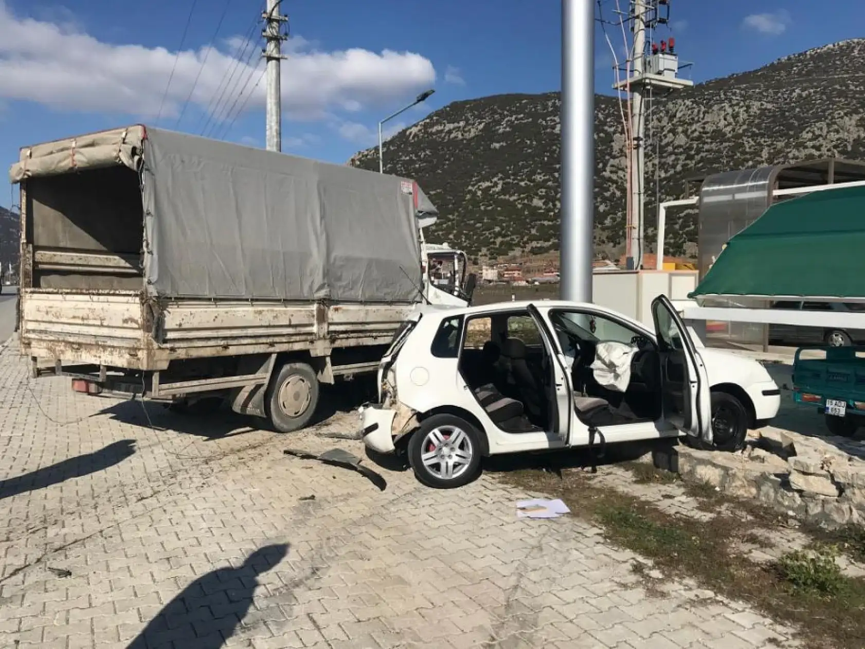 Burdur- Antalya Karayolu'nda kamyonet ile otomobil çarpıştı: 4 yaralı