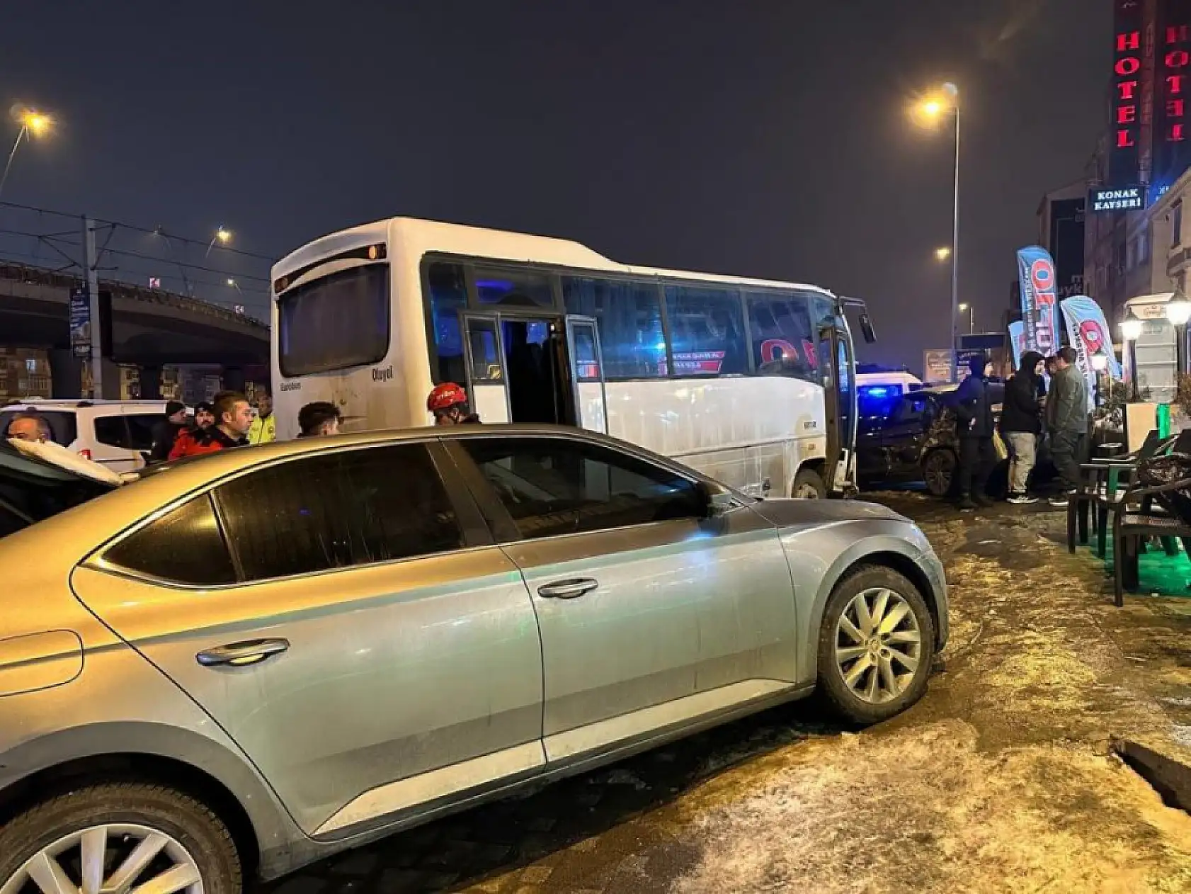 İşçi servisi ışıkta bekleyen 5 araca çarptı: 7 yaralı