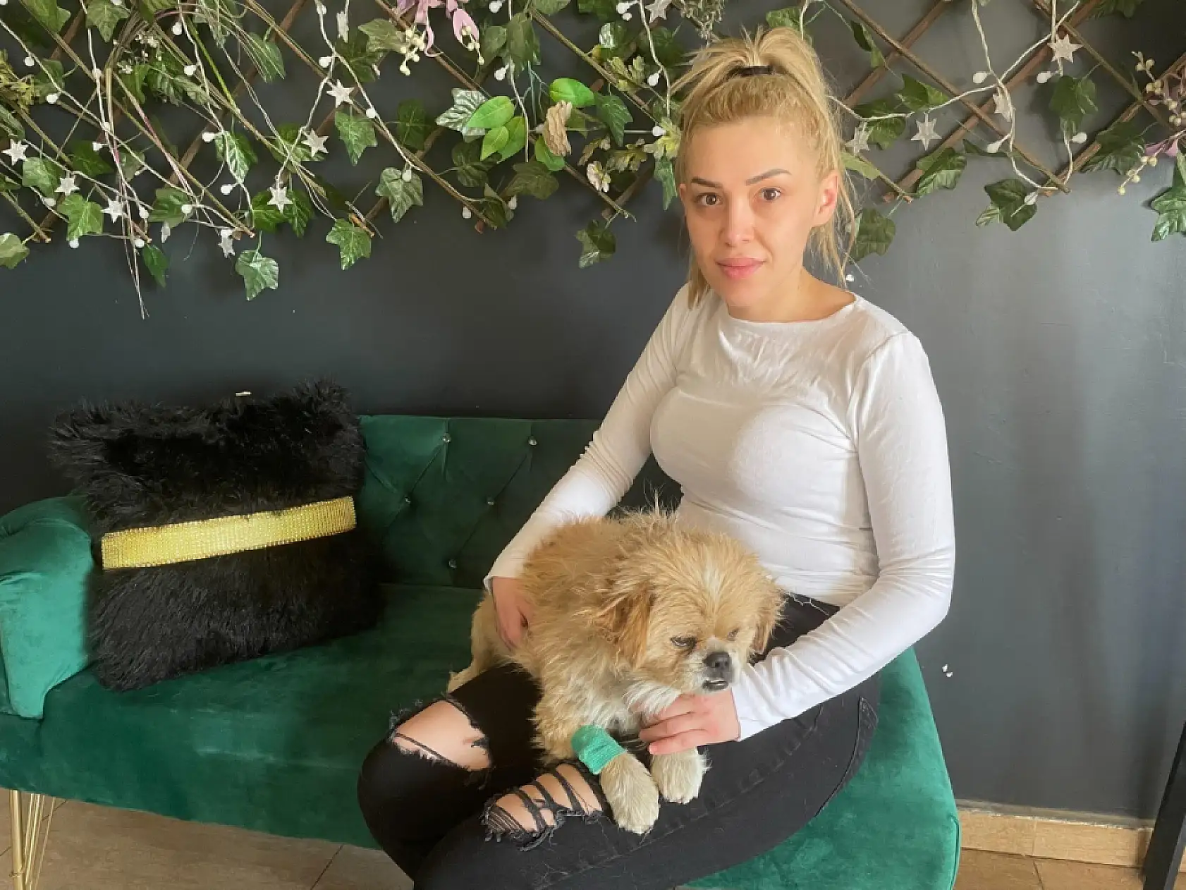 İple ayaklarını bağladığı köpeği çöpe attı