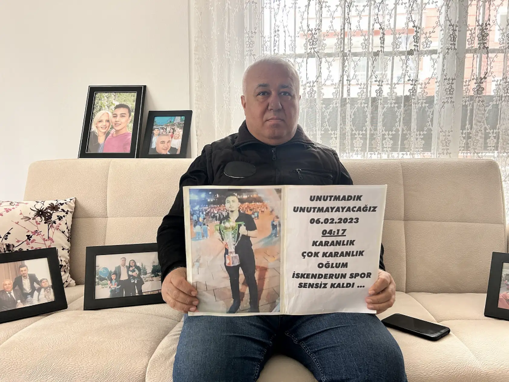 Acılı baba maçta açtığı pankartla oğlunun hayalini gerçekleştirdi