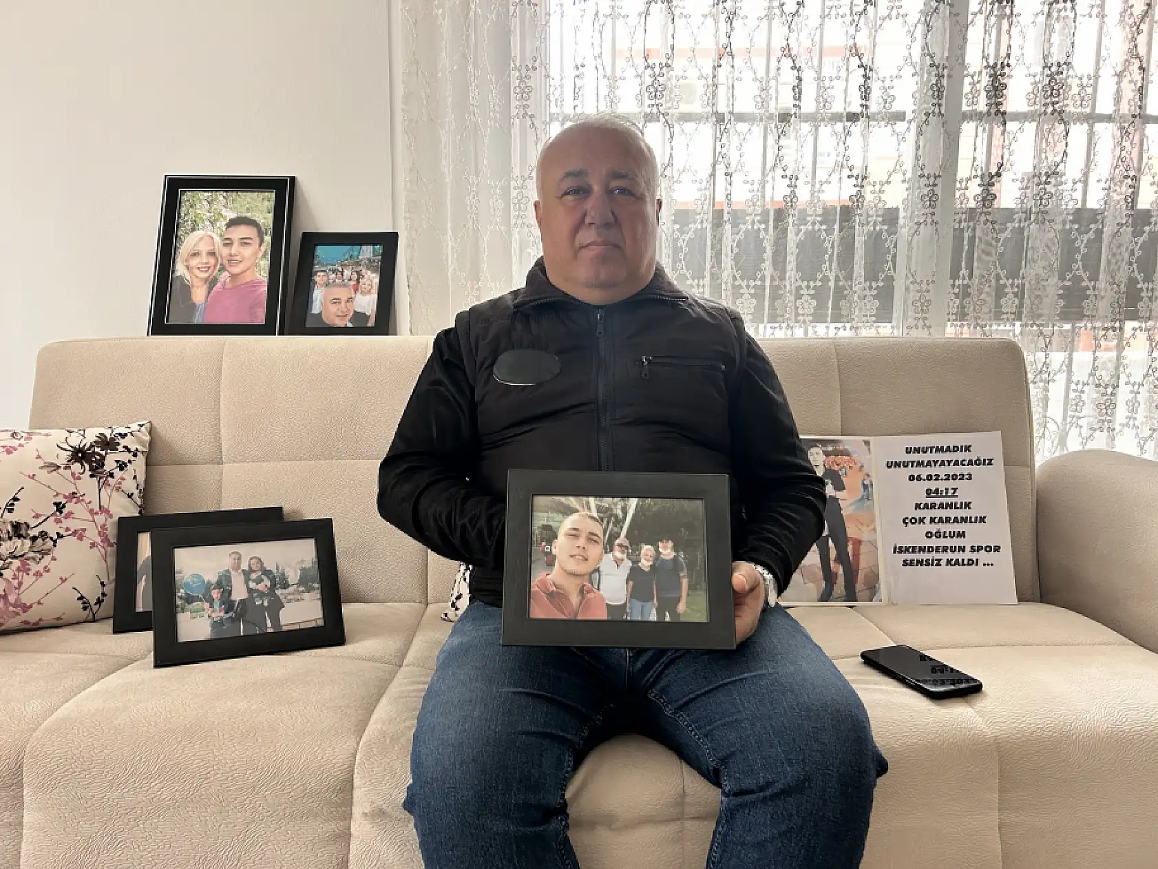 Acılı baba maçta açtığı pankartla oğlunun hayalini gerçekleştirdi