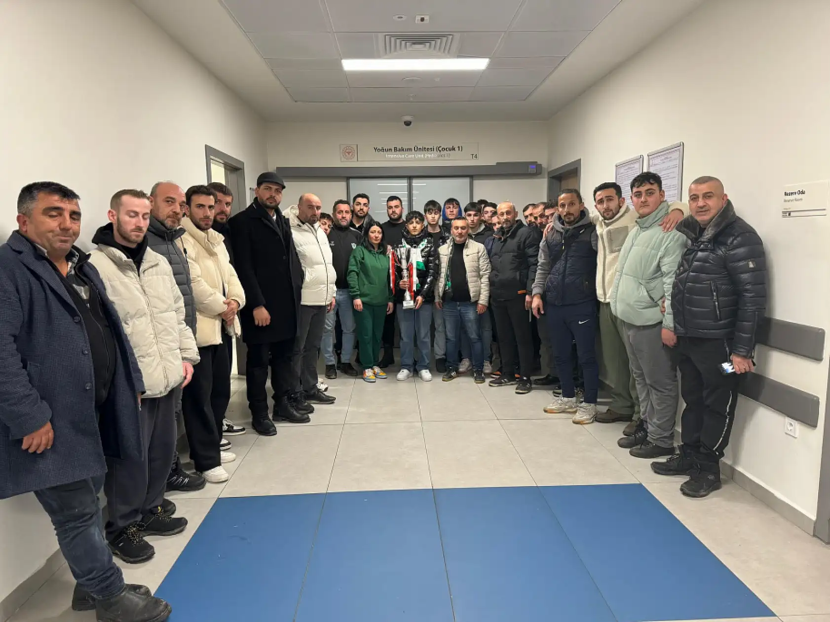 Tribünden düşen 17 yaşındaki Efe, günler sonra ailesine gülümsedi