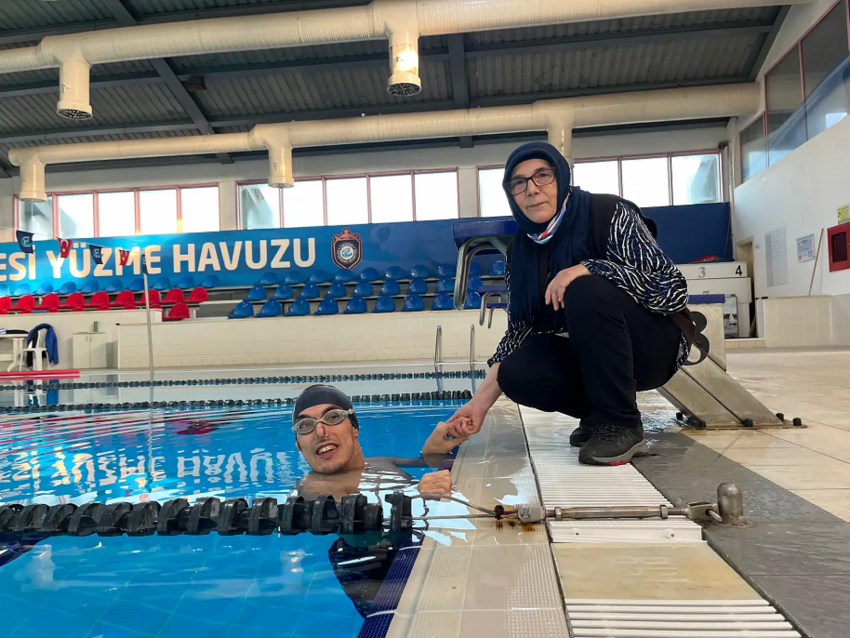 57 yaşındaki fedakar anne, 21 yıldır oğluyla engelleri aşıp onu şampiyonluklara taşıyor