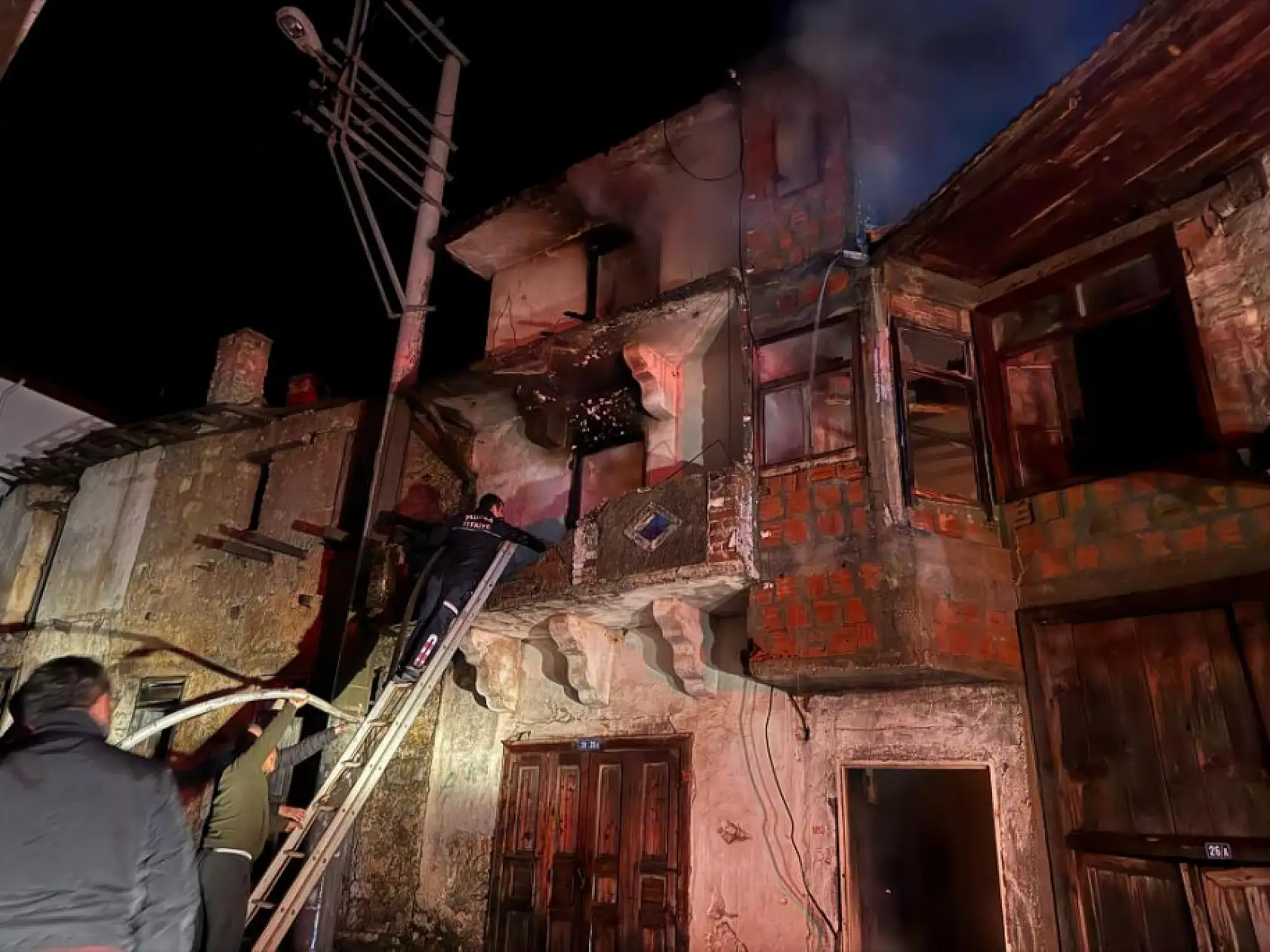 Fethiye'de korkutan yangın! İki katlı ev küle döndü