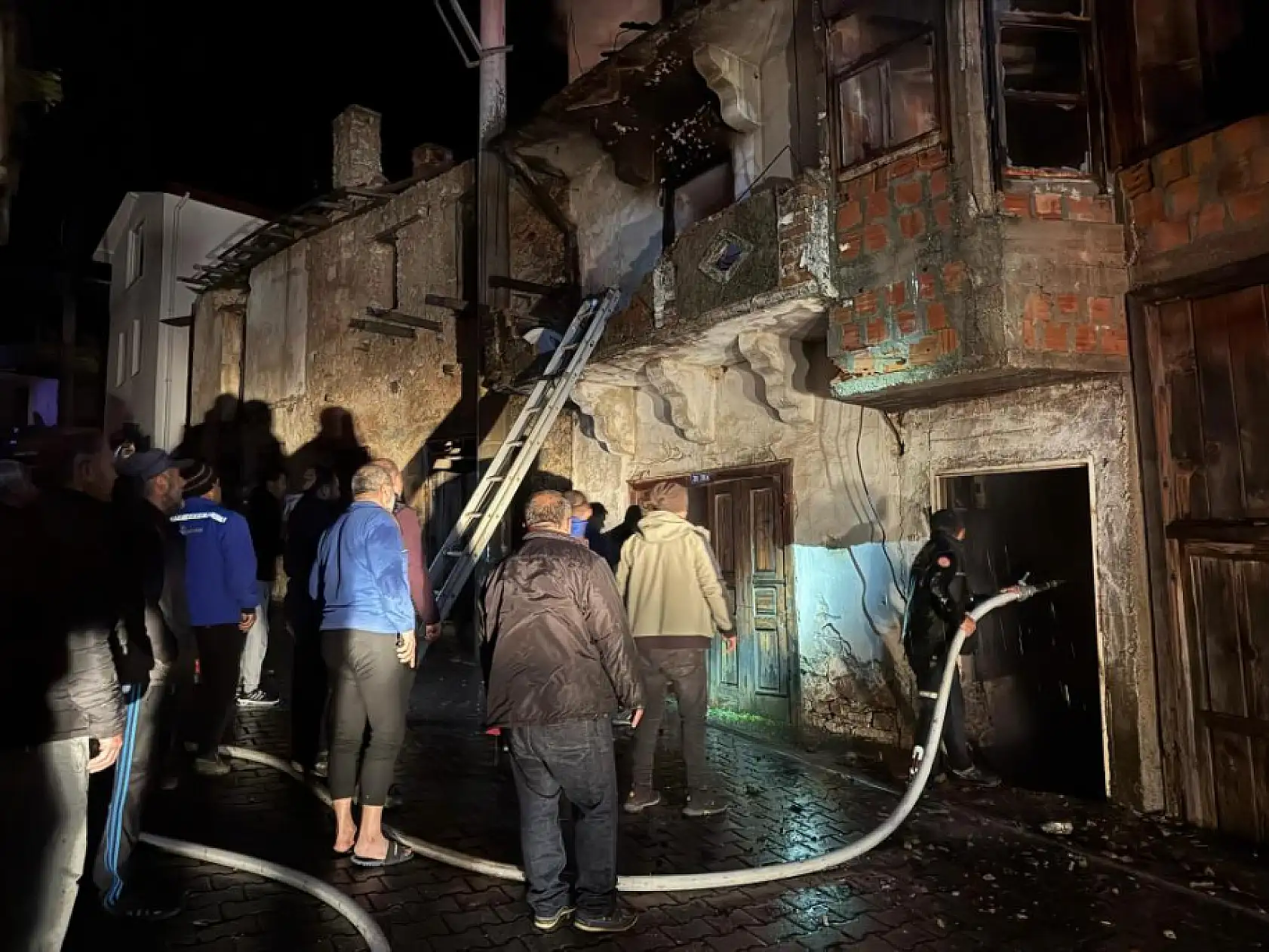 Fethiye'de korkutan yangın! İki katlı ev küle döndü