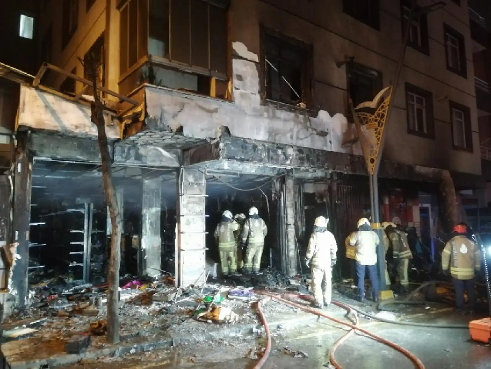 Korkutan yangın! Oyuncak dükkanı küle döndü