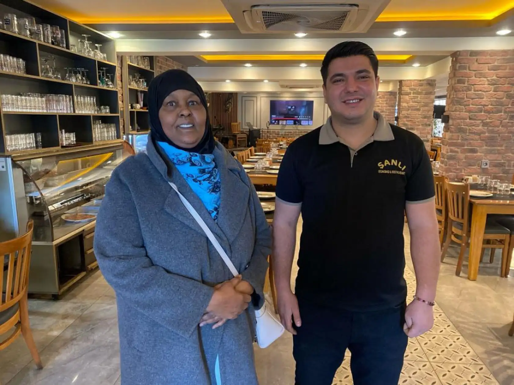 Restoranda panik anları! İngiliz turistin hayatını kurtaran kahraman garson