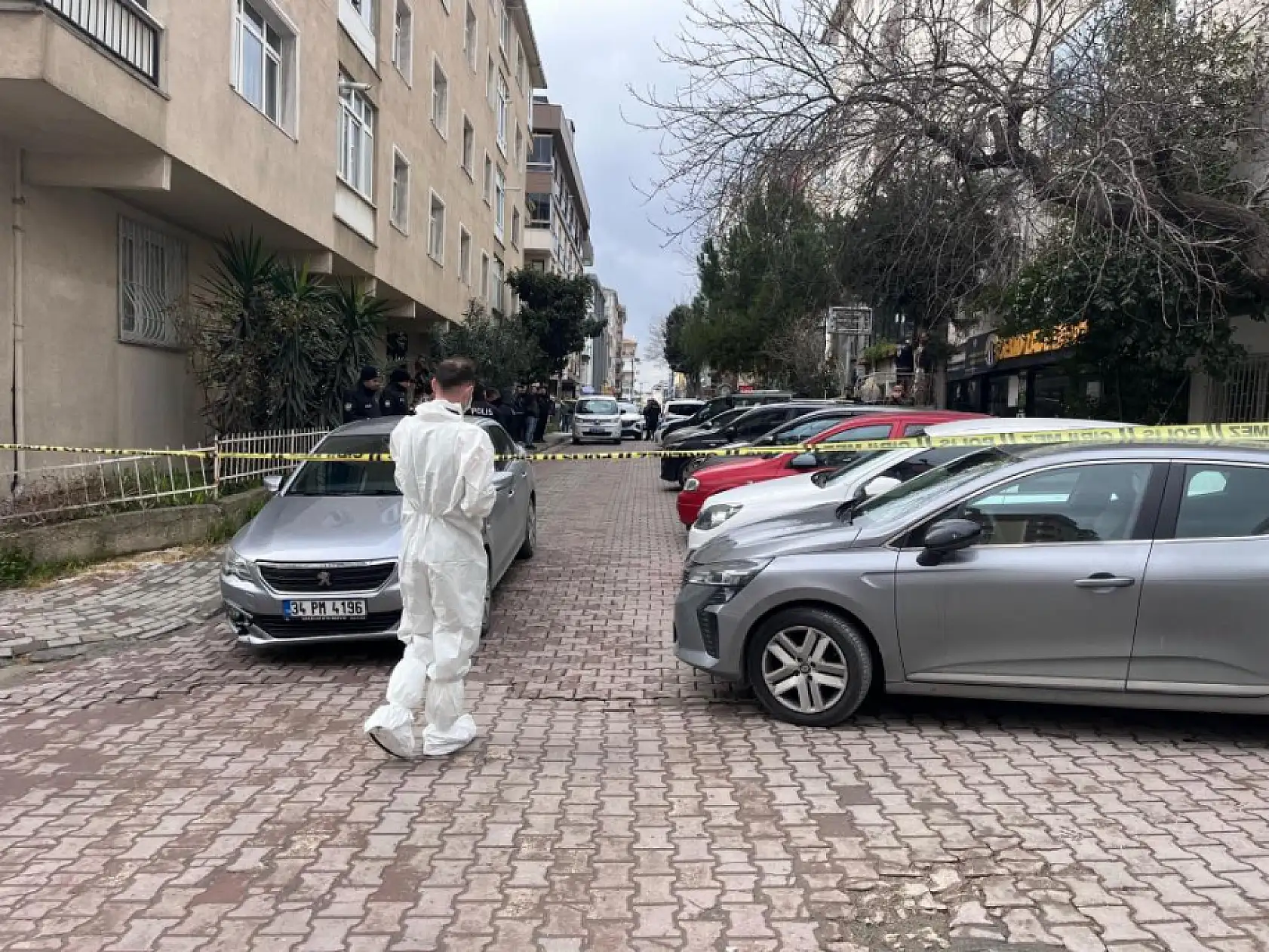 İstanbul'da cinnet getiren baba, eşi ve 3 çocuğunu katletti