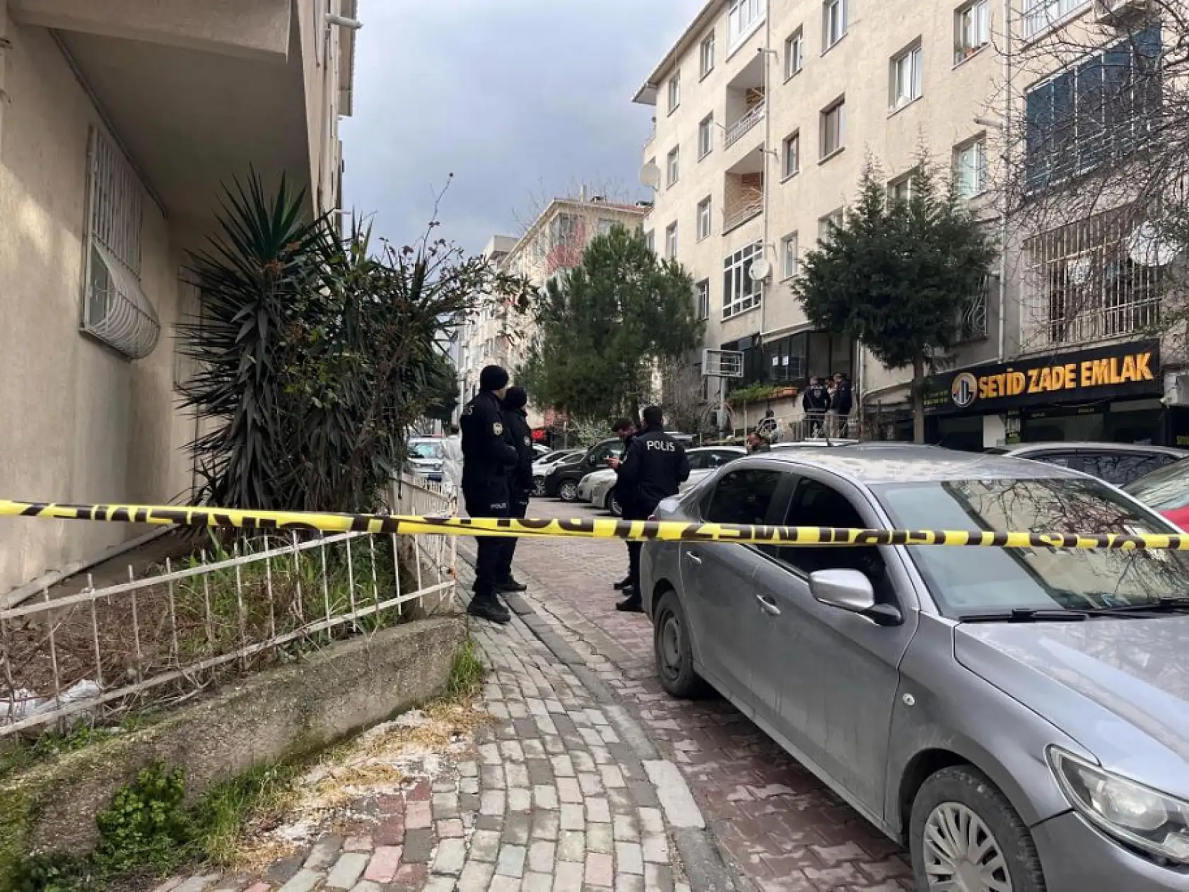 İstanbul'da cinnet getiren baba, eşi ve 3 çocuğunu katletti