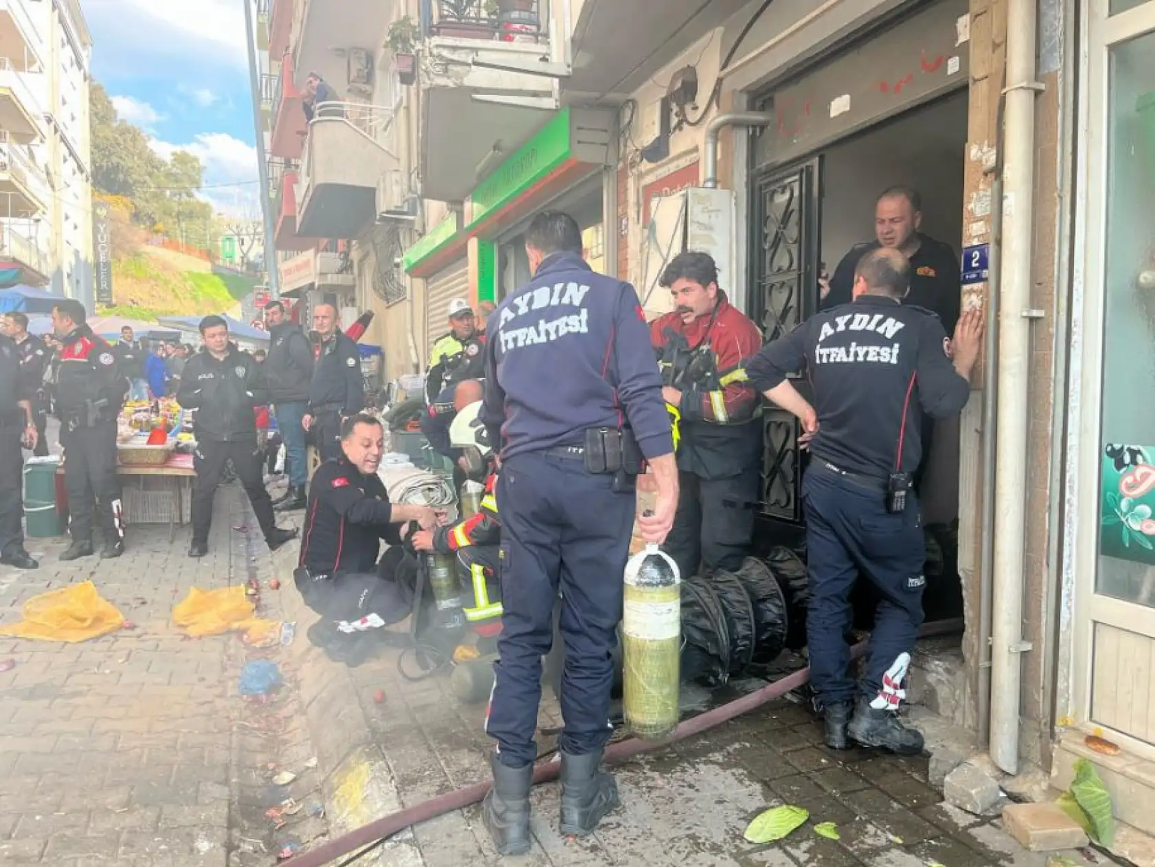 Korkutan ev yangını: Yangında mahsur kalan 3 kişi esnafın yardımıyla kurtarıldı