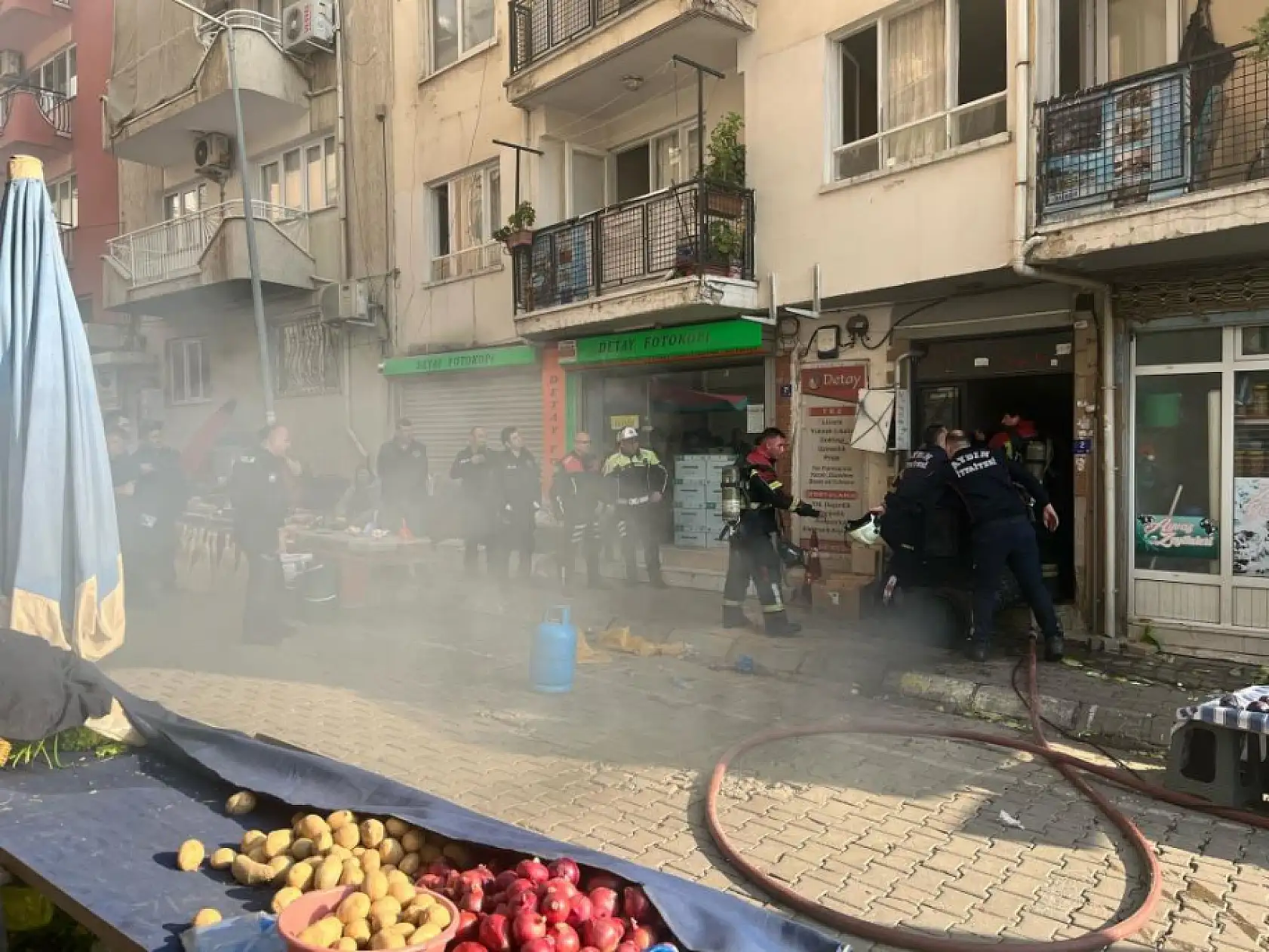 Korkutan ev yangını: Yangında mahsur kalan 3 kişi esnafın yardımıyla kurtarıldı