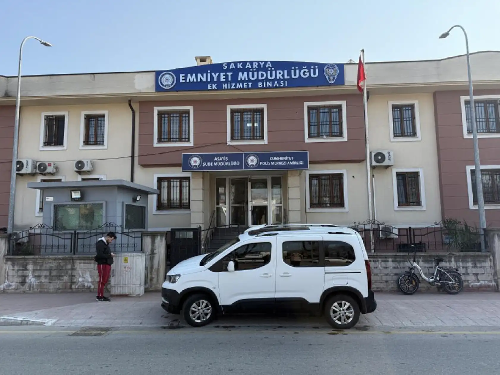 Okul zilinden rahatsız oldu, müdürün boğazını kesti