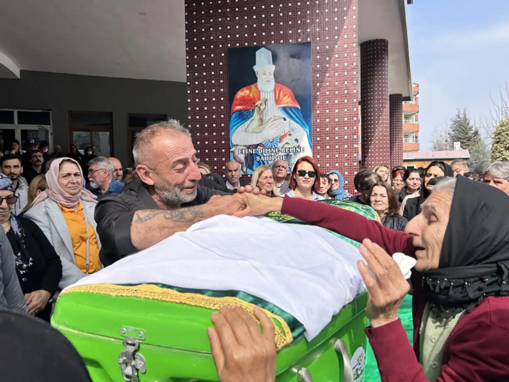 Antalya'da kocası tarafından öldürülen genç hemşire son yolculuğuna uğurlandı