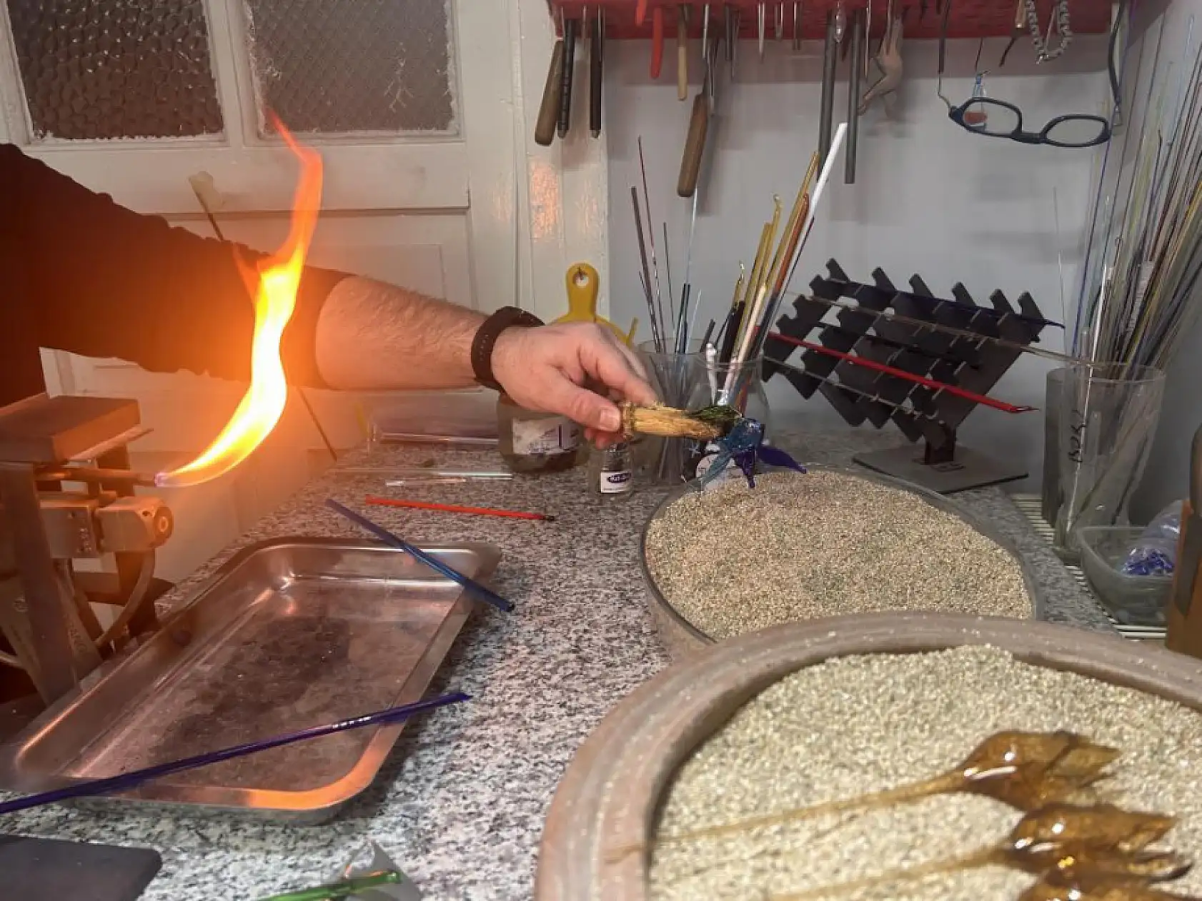 Ustalıkla icra ettiği cam eserler görenleri hayran bırakıyor