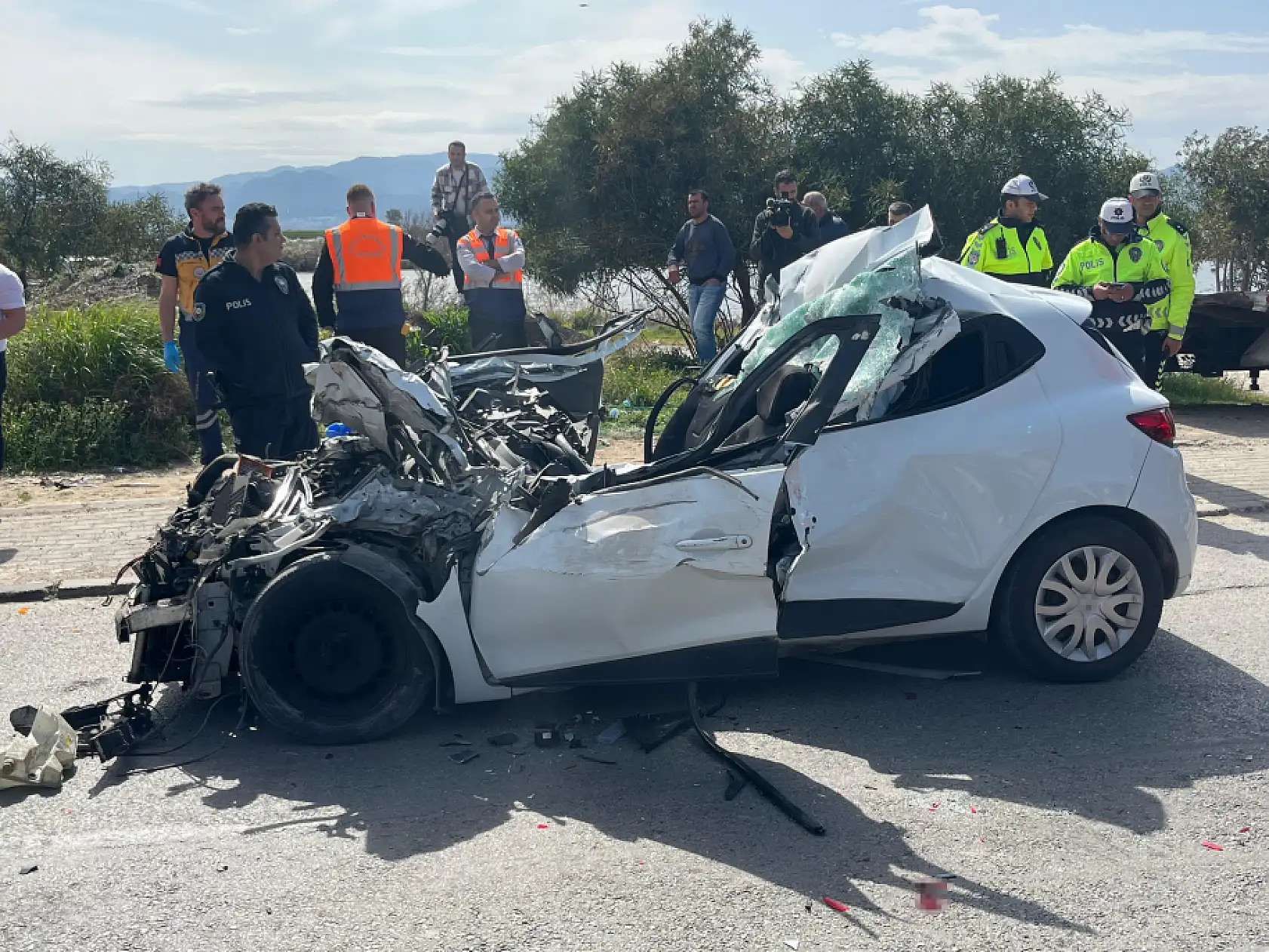 Tırın altına giren otomobil hurdaya döndü: 1 ölü