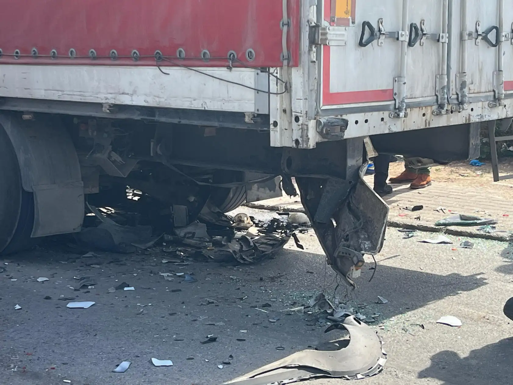 Tırın altına giren otomobil hurdaya döndü: 1 ölü