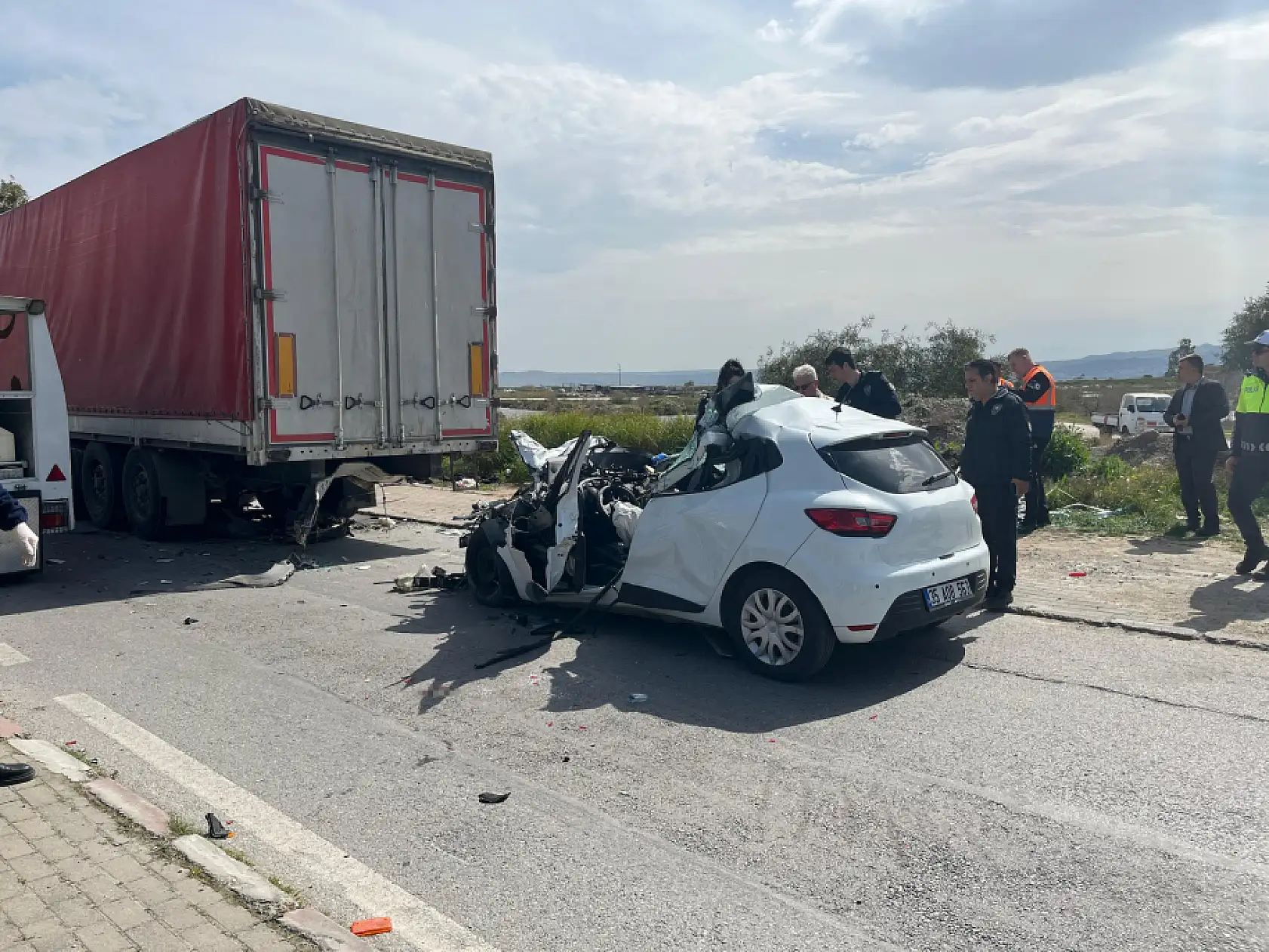 Tırın altına giren otomobil hurdaya döndü: 1 ölü