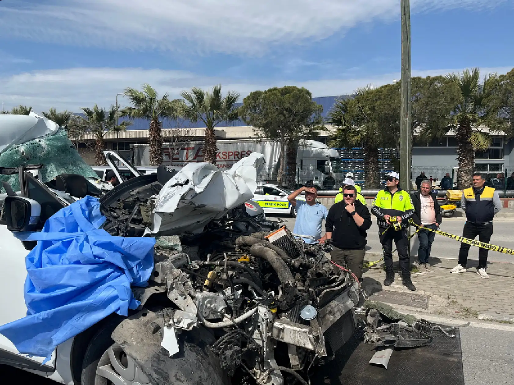 Tırın altına giren otomobil hurdaya döndü: 1 ölü