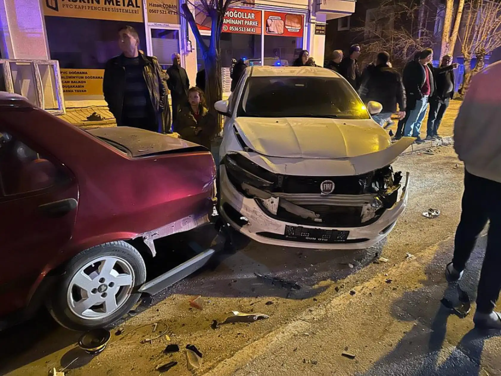 Fiat Tofaş otomobil, park halindeki araçlara çarpıp hurdaya döndü: 1'i ağır 2 yaralı
