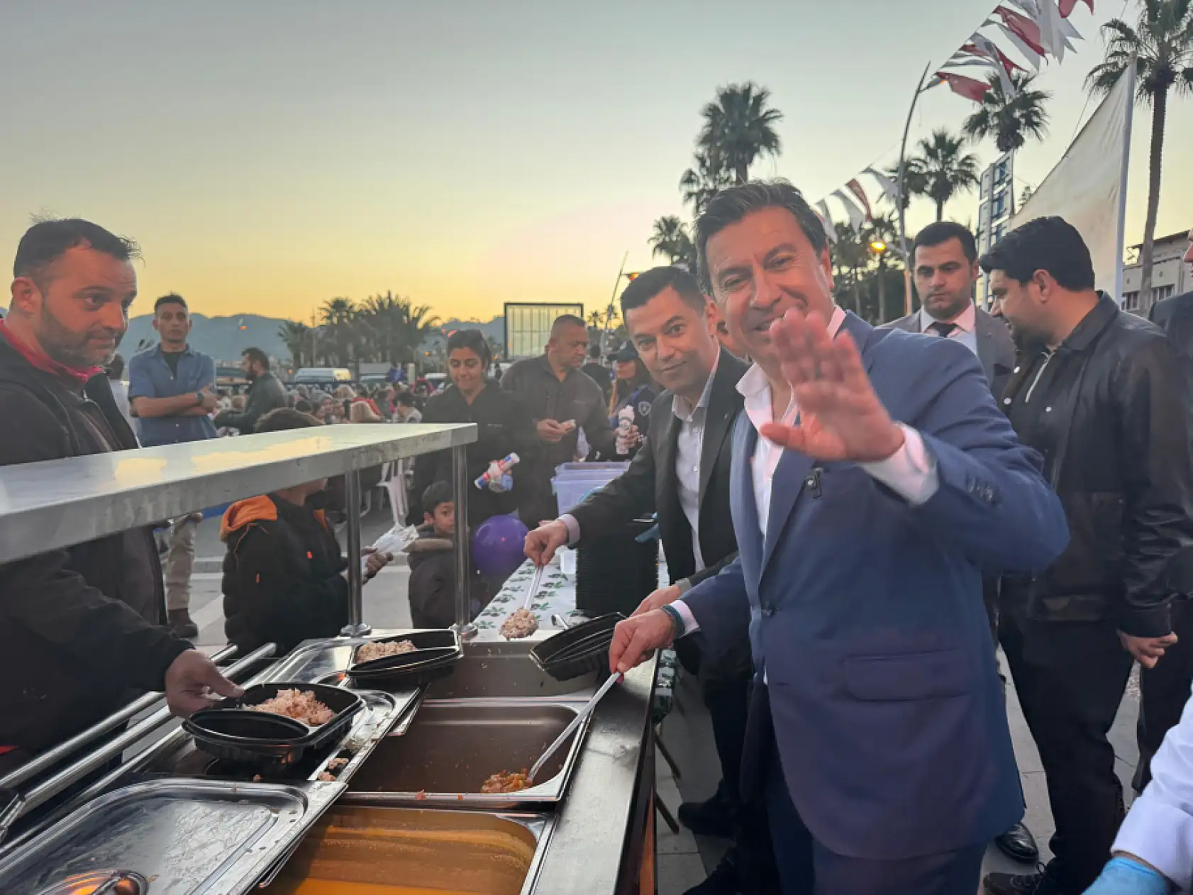 Başkan Aras ve Başkan Ünlü, Marmaris'te binlerce kişiyle iftar yaptı