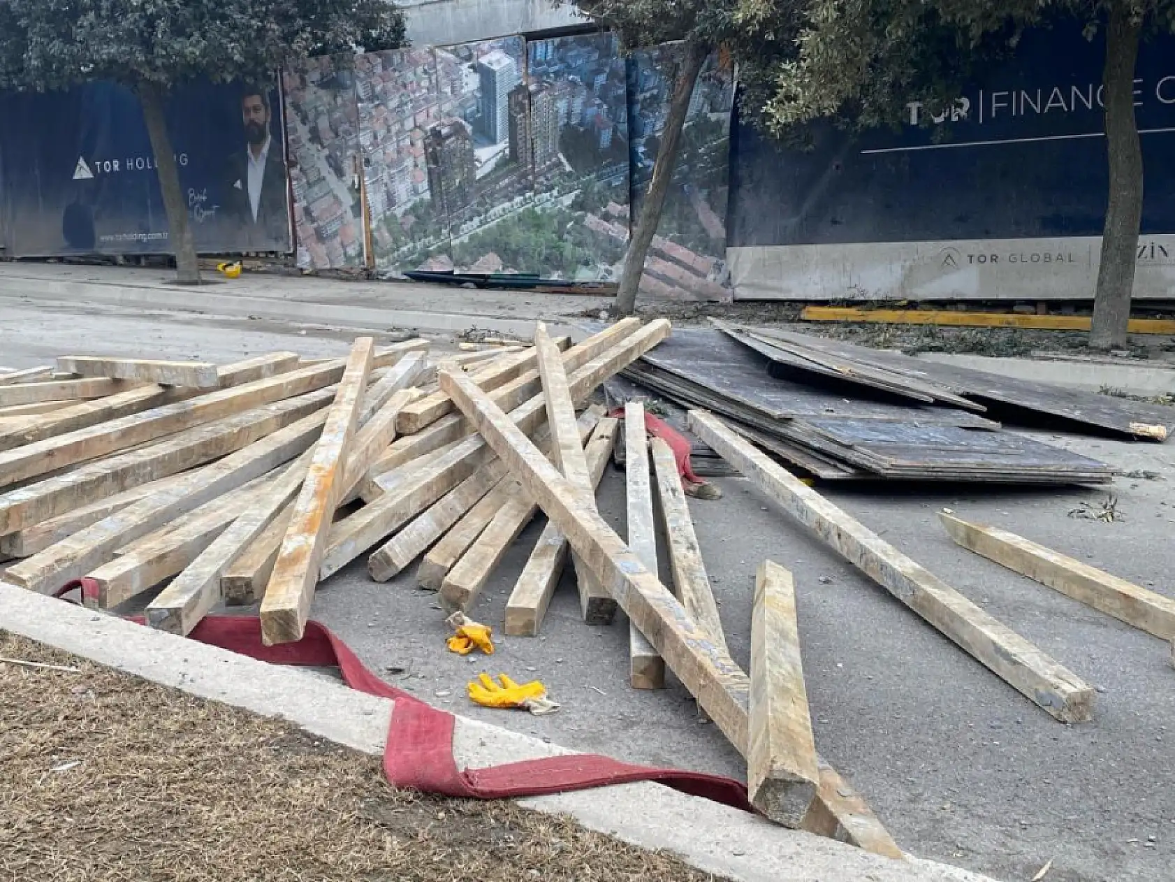 İstanbul'da İnşaat iskelesi çöktü: 2 işçi ağır yaralandı