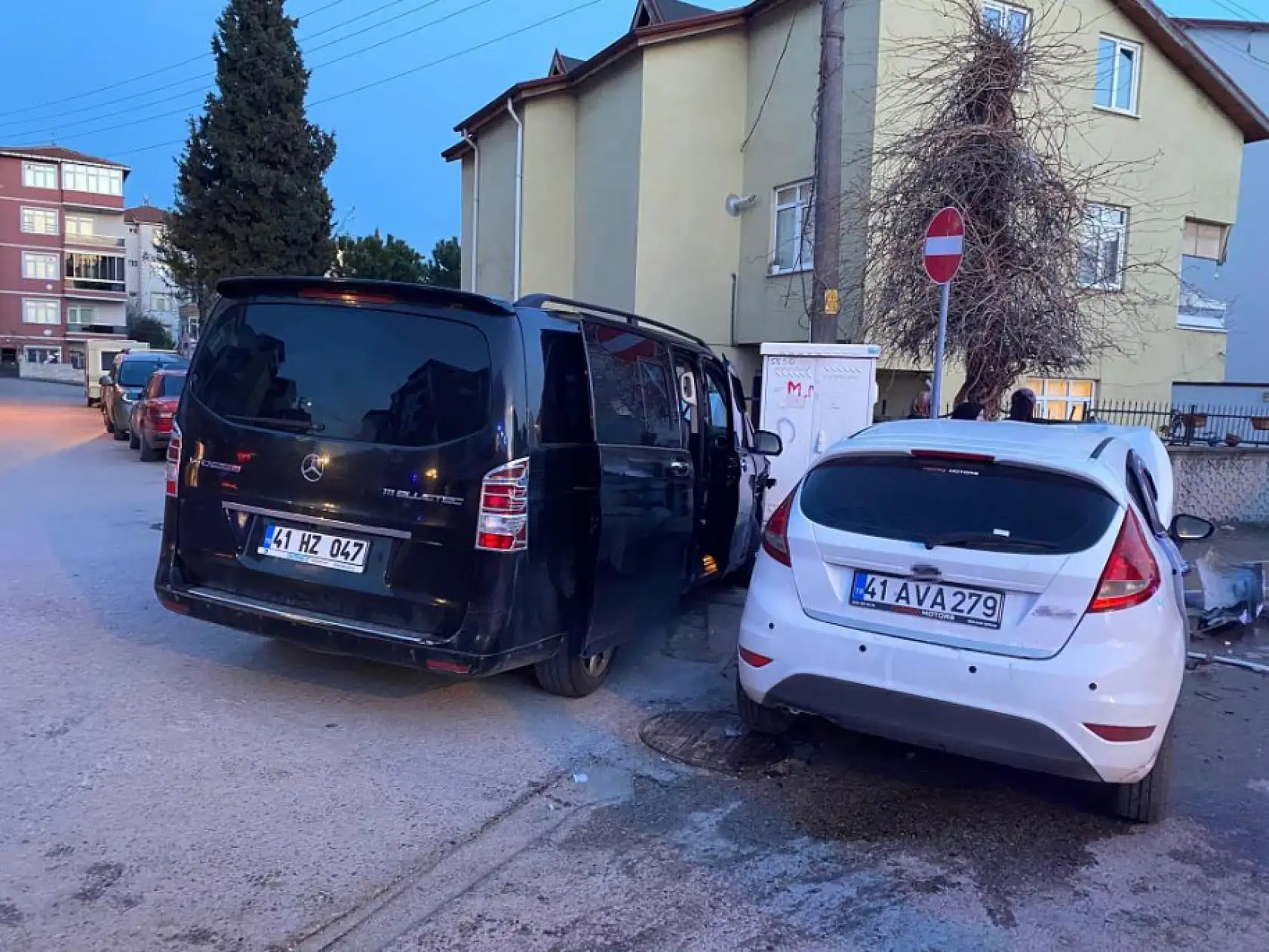 İftara dakikalar kala 2 araç kafa kafaya çarpıştı: 4 yaralı