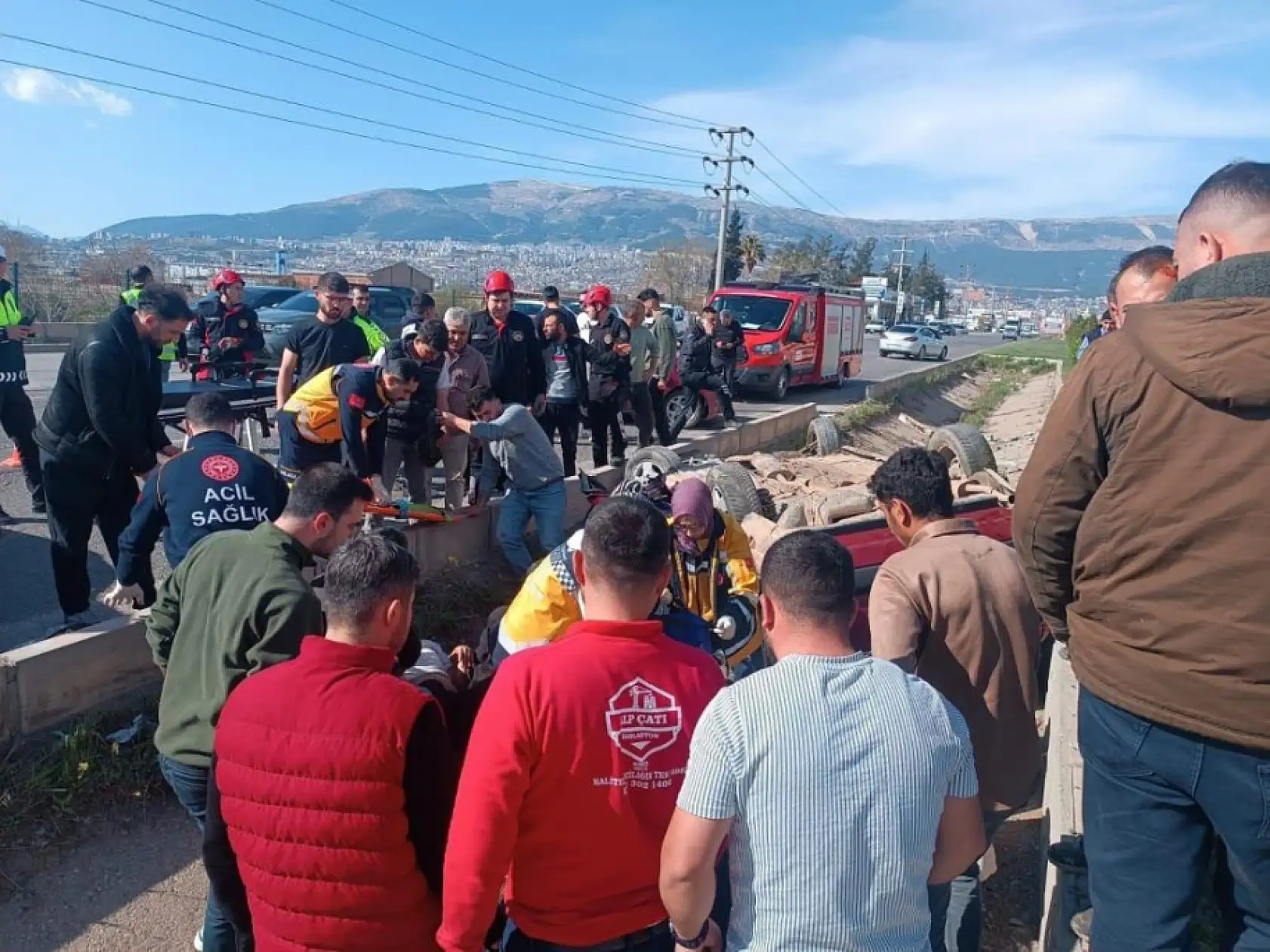 İki otomobil kafa kafaya çarpıştı: 1'i ağır 6 yaralı
