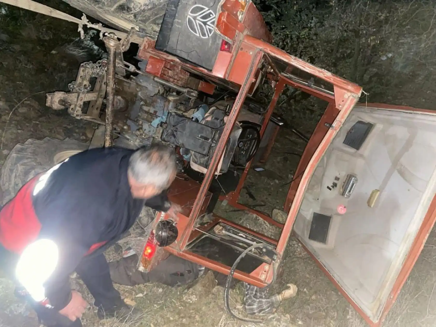 Uçuruma yuvarlanan traktör can aldı