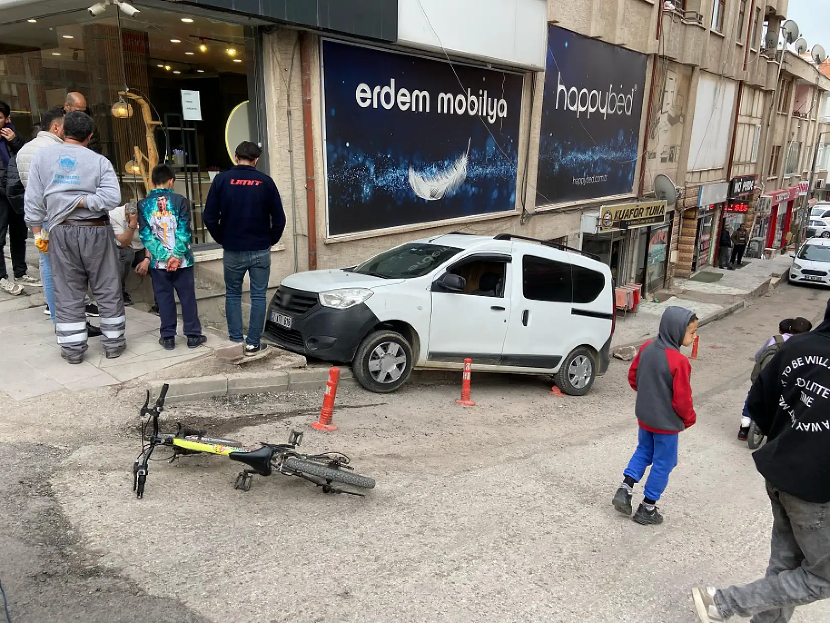 Geri manevra yapan hafif ticari araç yokuştaki merdivenli kaldırıma düştü