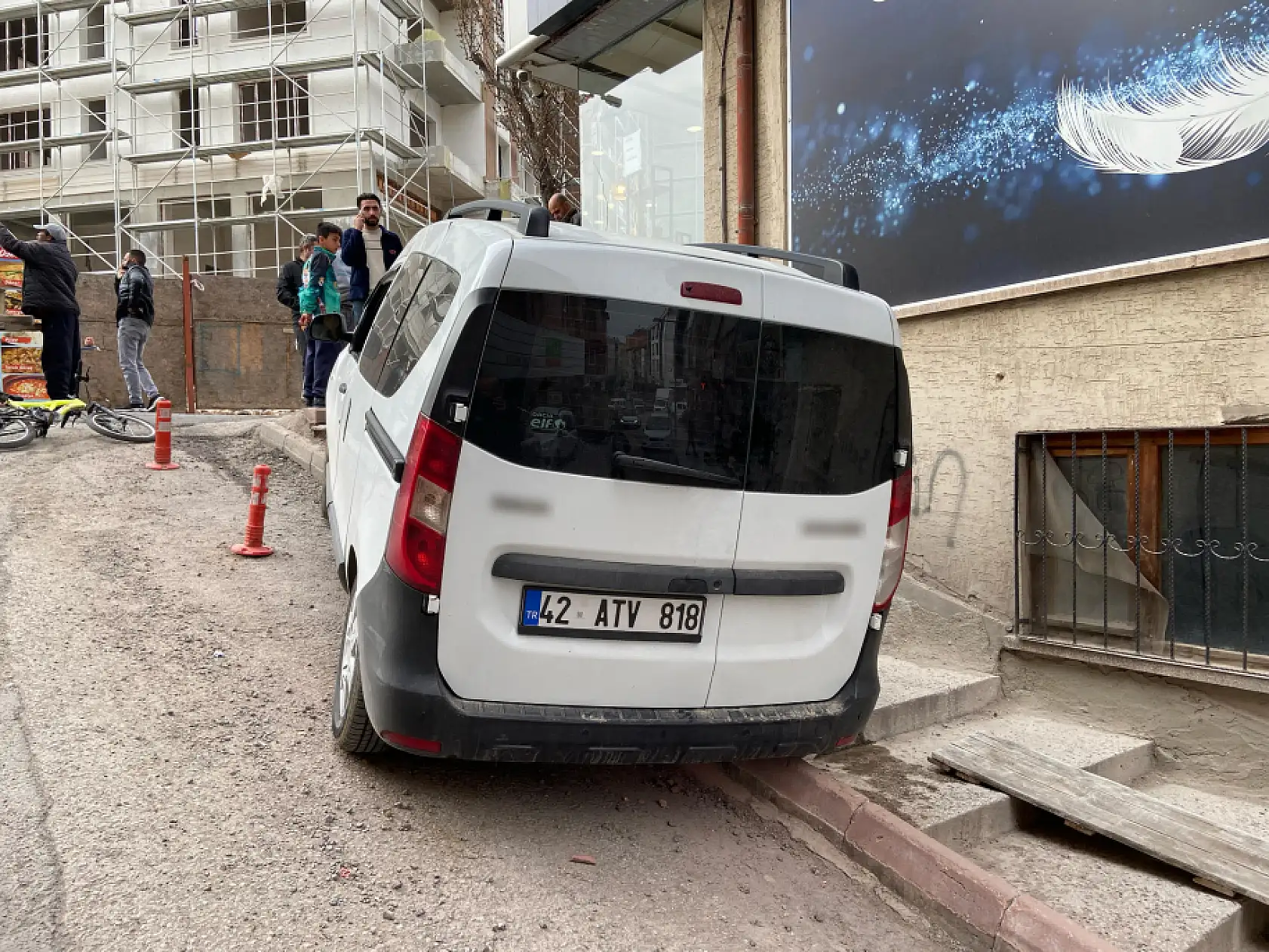 Geri manevra yapan hafif ticari araç yokuştaki merdivenli kaldırıma düştü