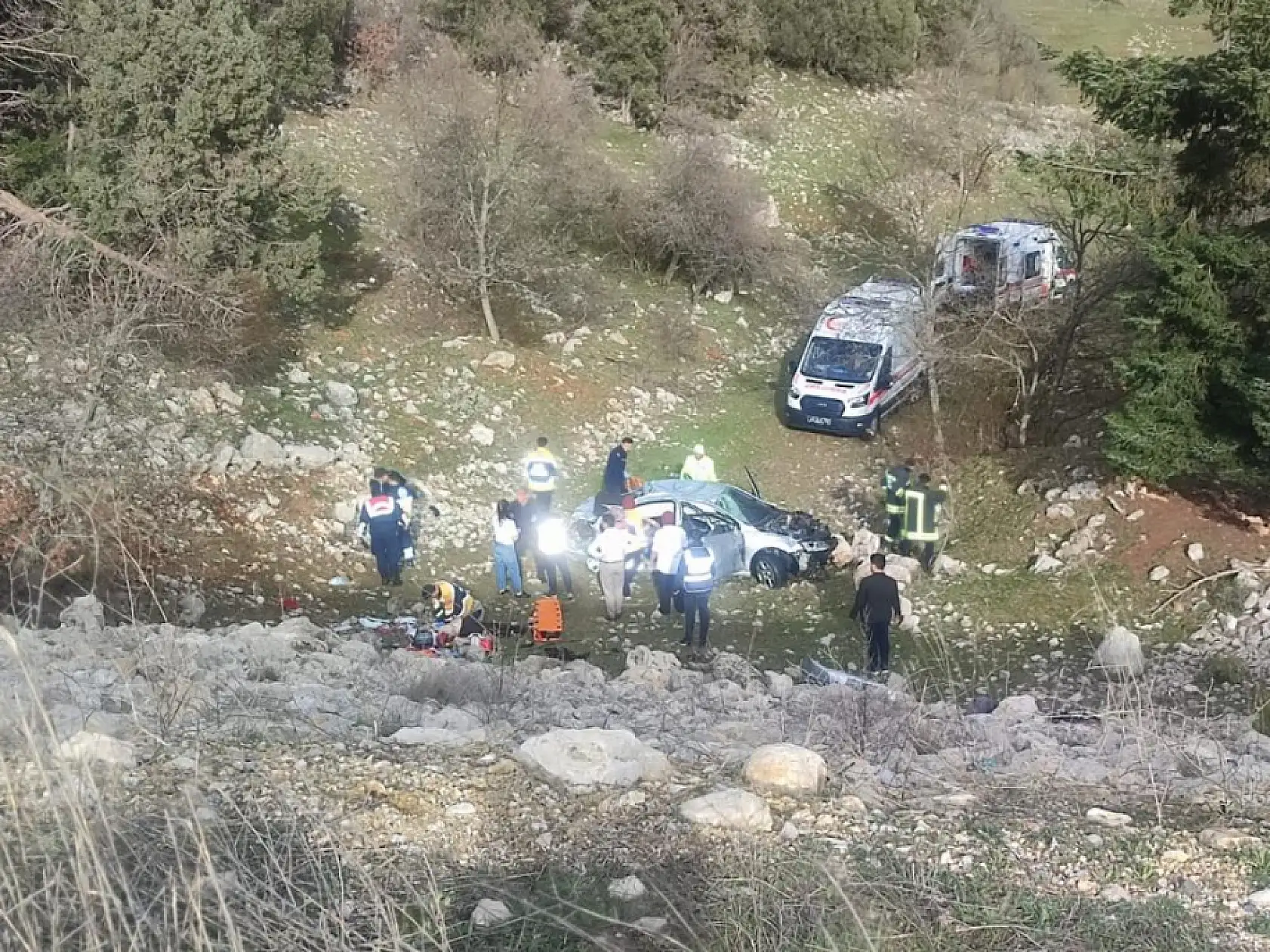 Aileyi yasa boğan kaza! Otomobil uçuruma düştü, 2 kişi hayatını kaybetti