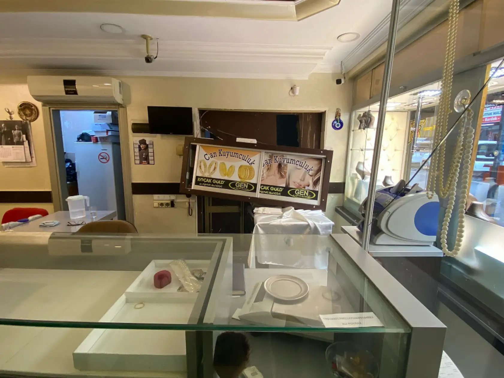 Çaldığı otomobille gelip camii duvarını kırıp kuyumcu soydu