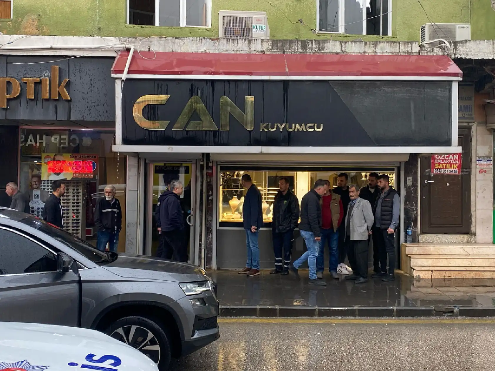 Çaldığı otomobille gelip camii duvarını kırıp kuyumcu soydu