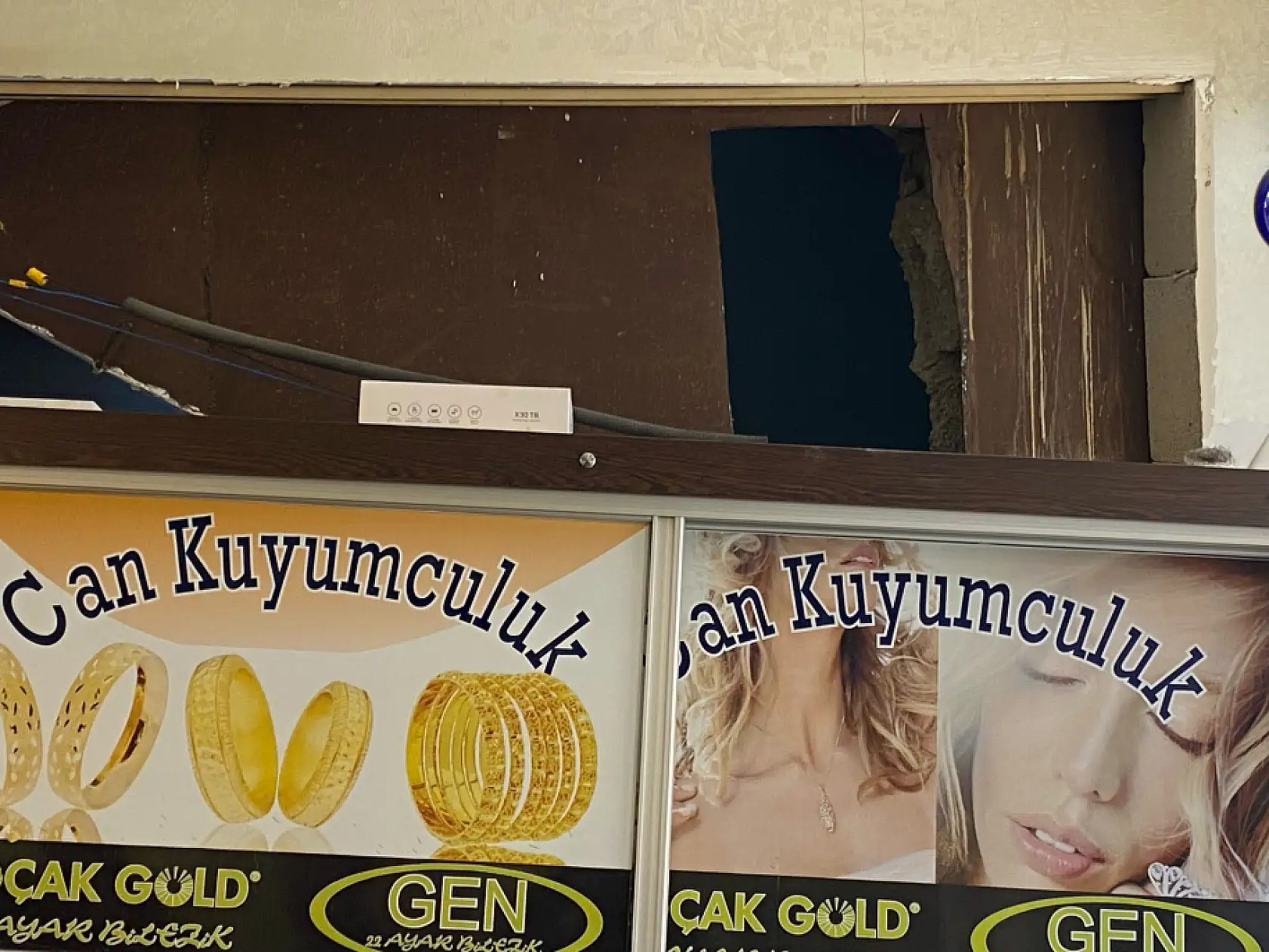 Çaldığı otomobille gelip camii duvarını kırıp kuyumcu soydu