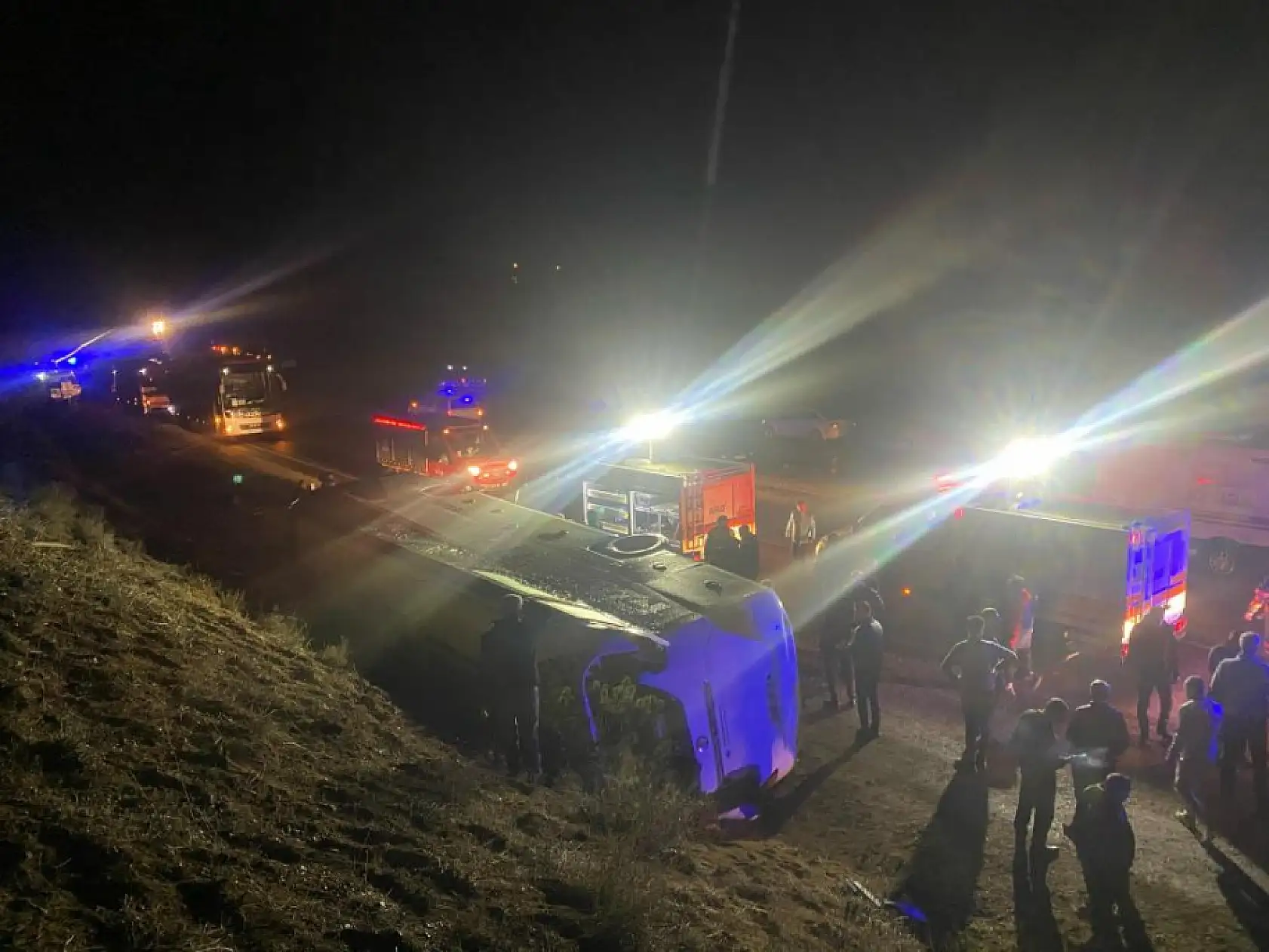 Fabrika işçilerini taşıyan otobüs şarampole devrildi: 23 yaralı