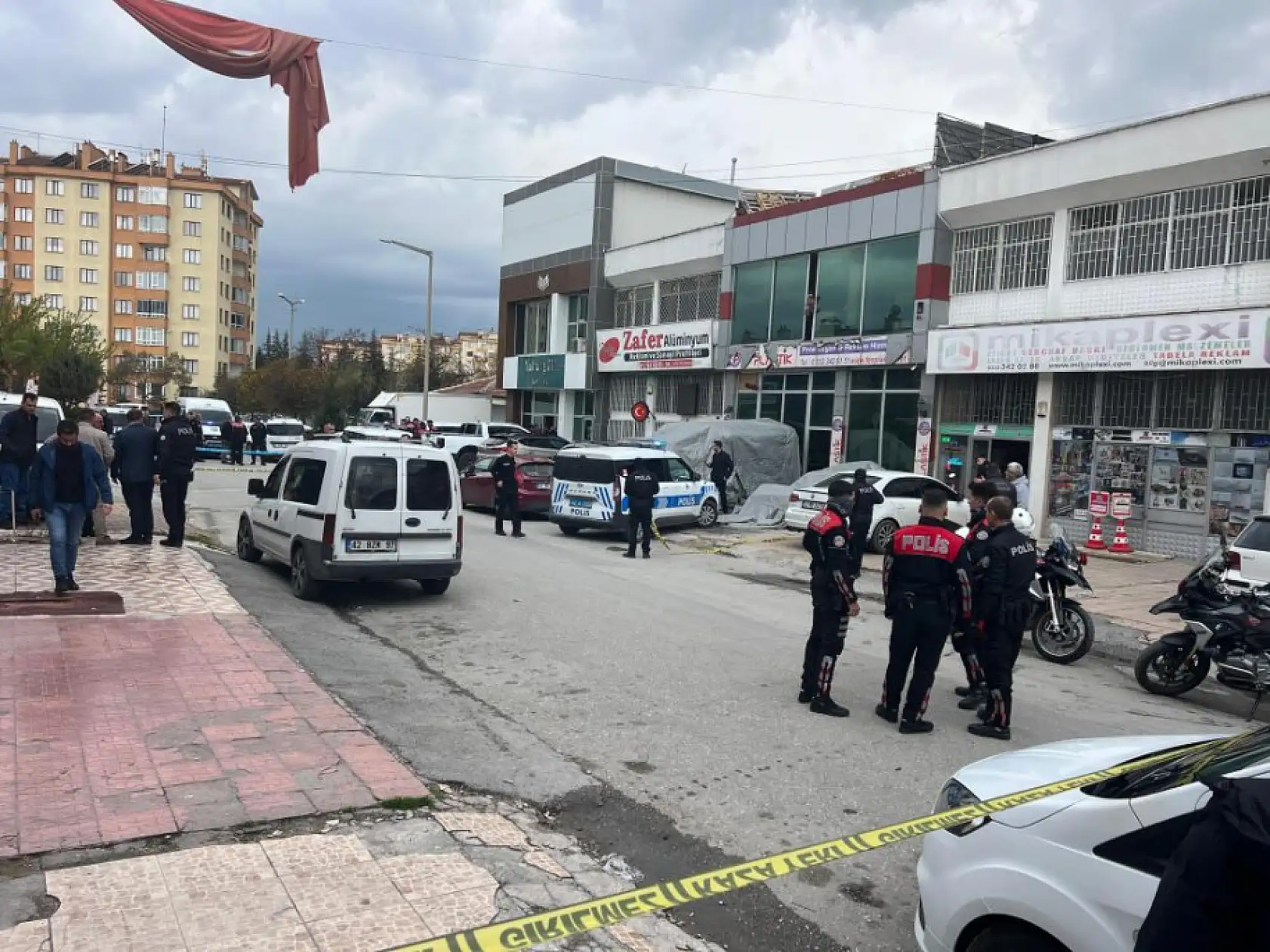 Dünürünü vurdu, oğlunun kurşunlarıyla can verdi