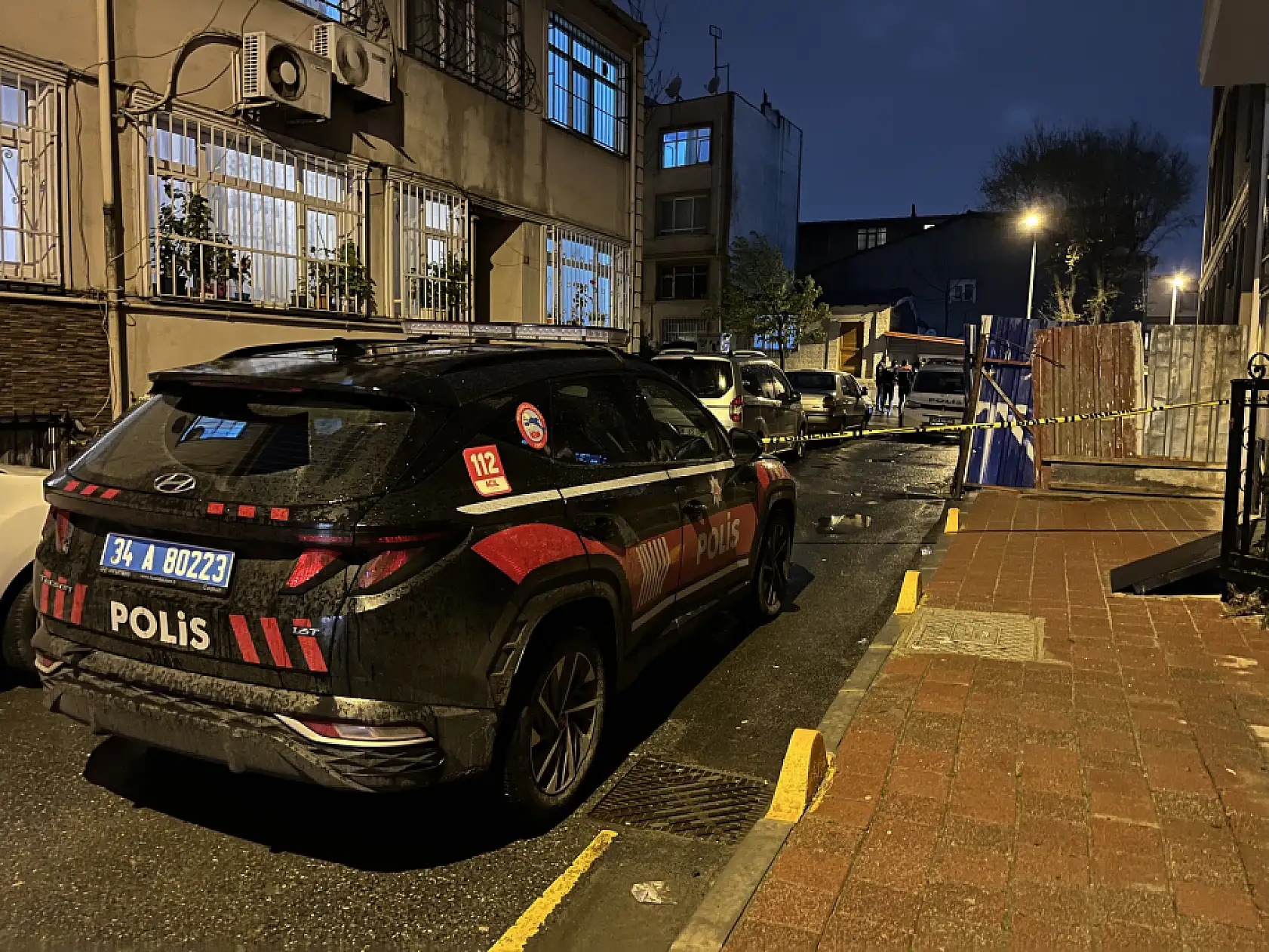 Tartıştığı kişiyi bıçakla yaralayan şahıs, polise de saldırmak istedi