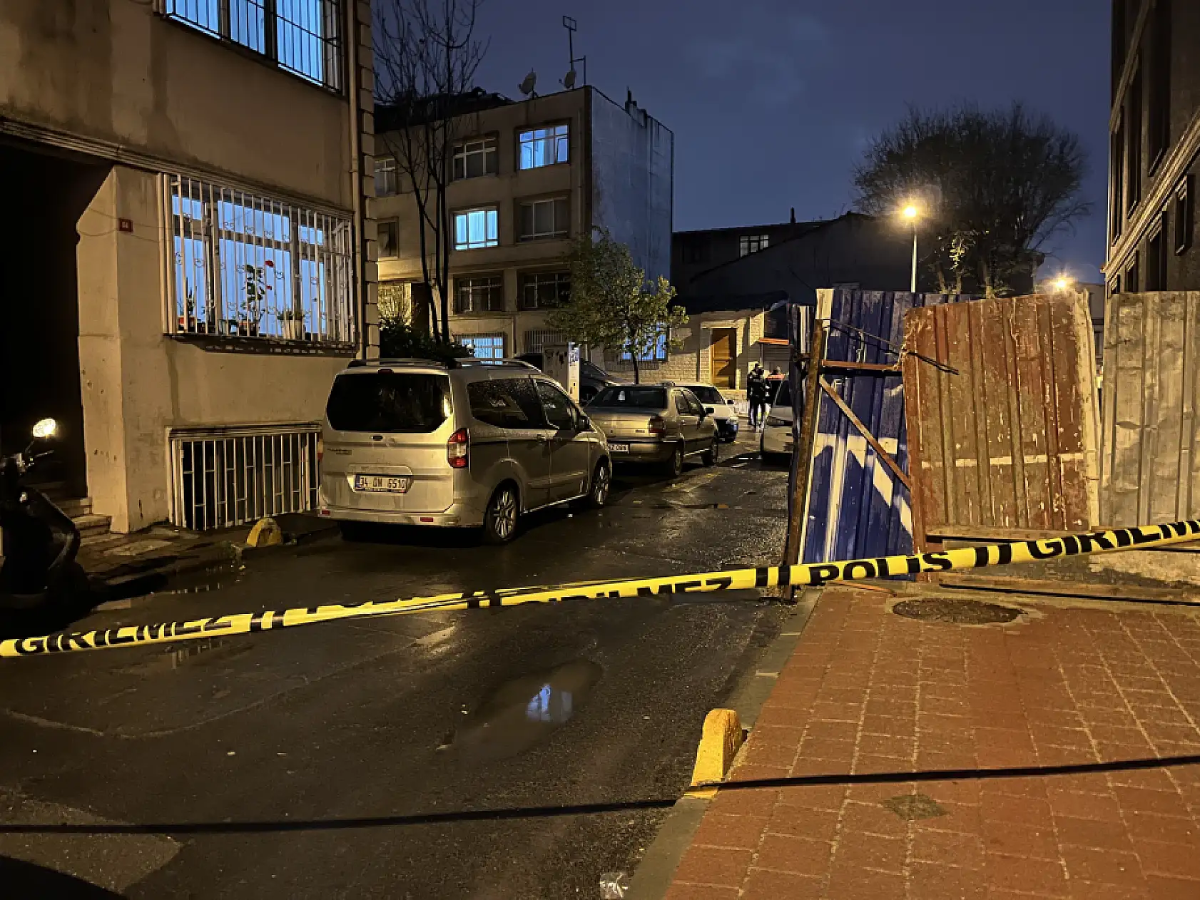 Tartıştığı kişiyi bıçakla yaralayan şahıs, polise de saldırmak istedi