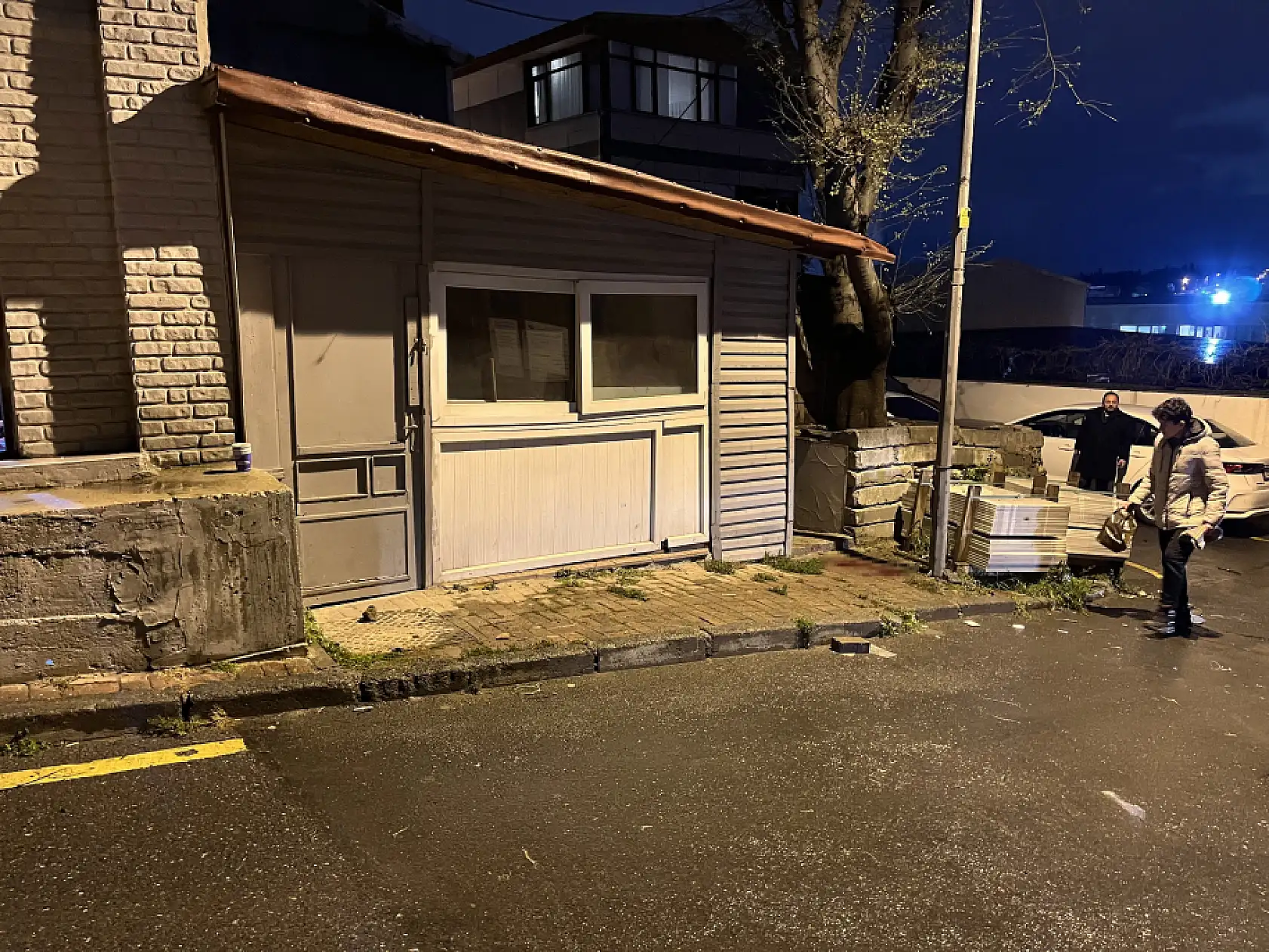 Tartıştığı kişiyi bıçakla yaralayan şahıs, polise de saldırmak istedi