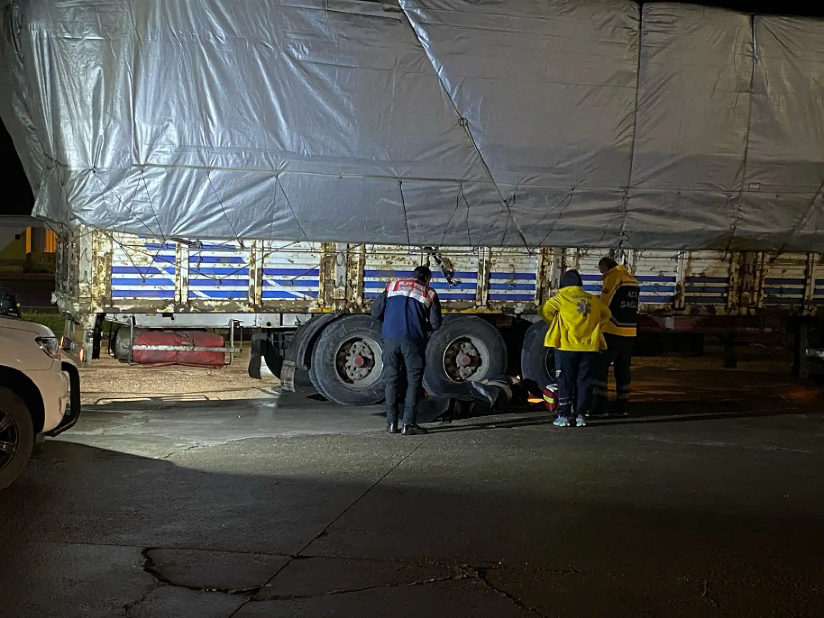 Arızalanan tırı tamir etmek için altına girdi, lastiğin altında kalarak can verdi