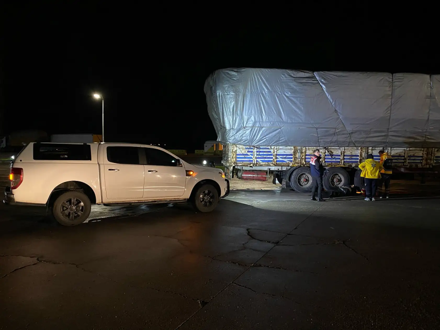 Arızalanan tırı tamir etmek için altına girdi, lastiğin altında kalarak can verdi