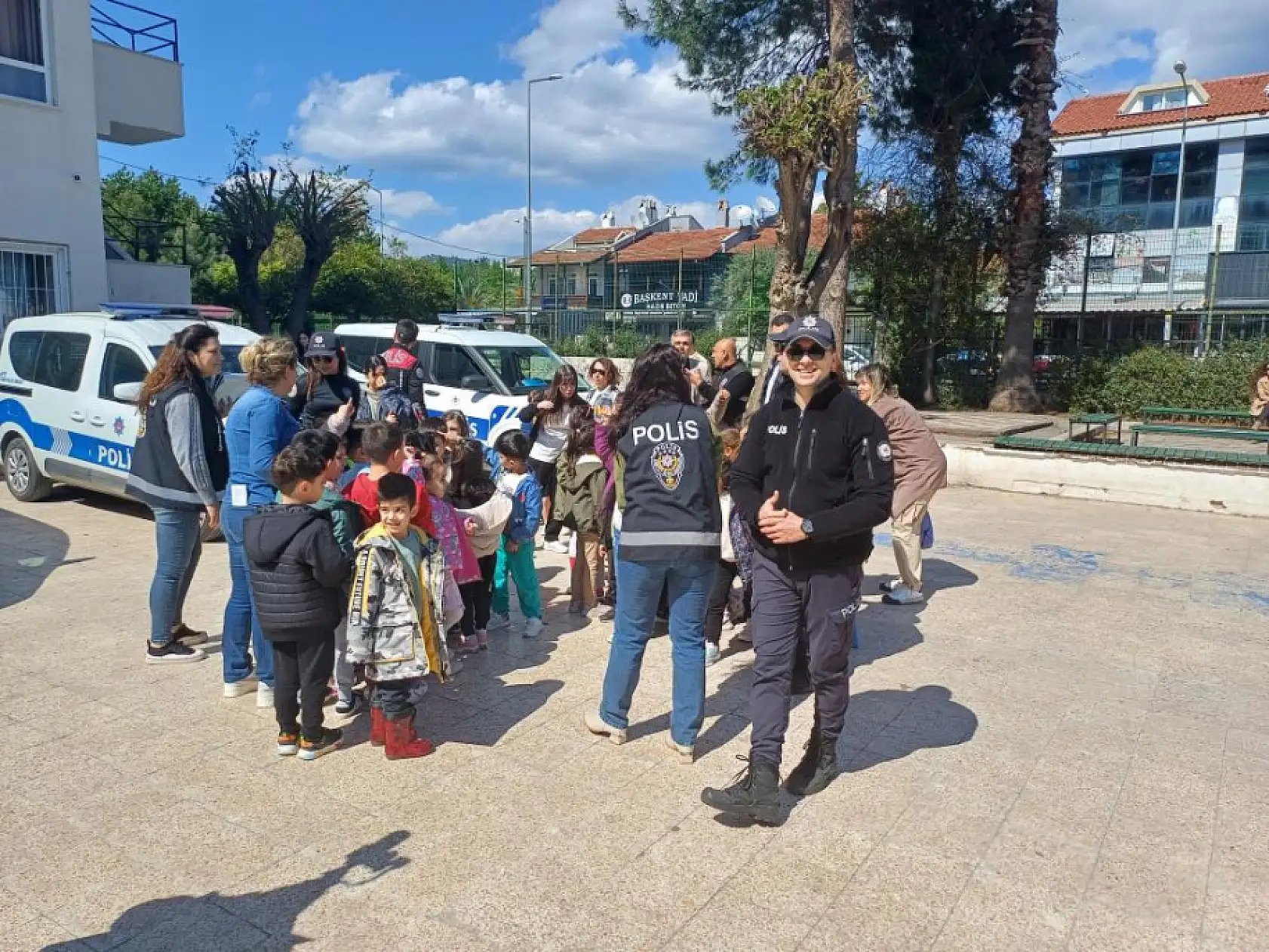 Marmarisli minikler polislerle bir araya geldi