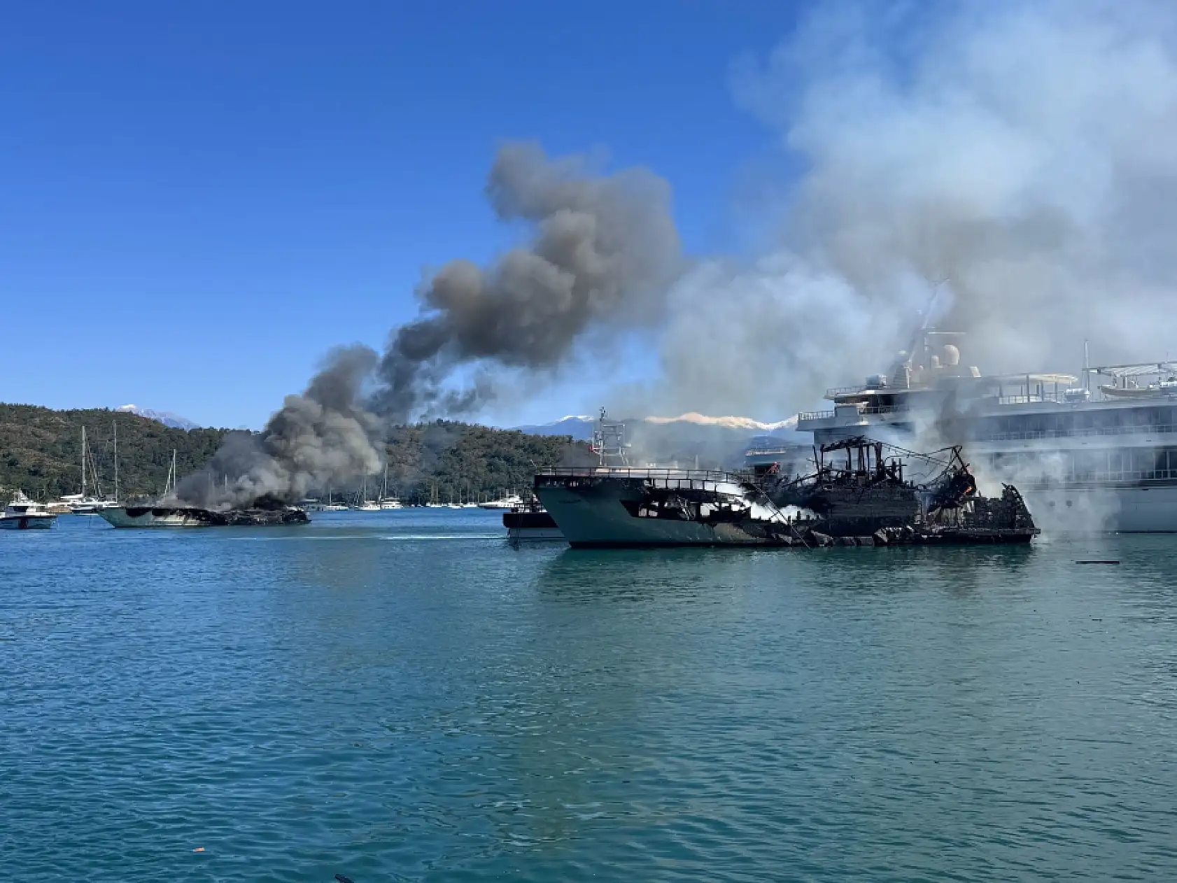 Fethiye'de 4 tekneyi küle çeviren yangın söndürüldü