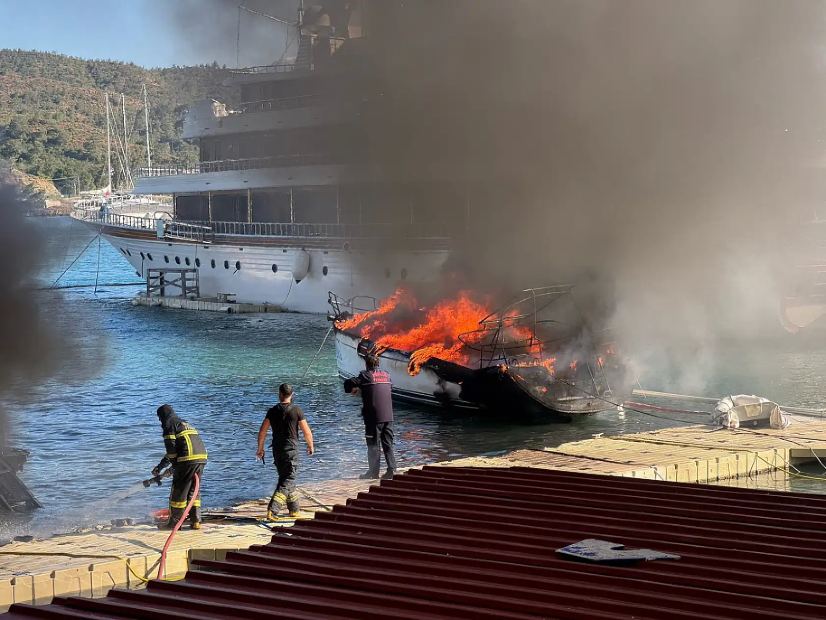 Fethiye'de 4 tekneyi küle çeviren yangın söndürüldü