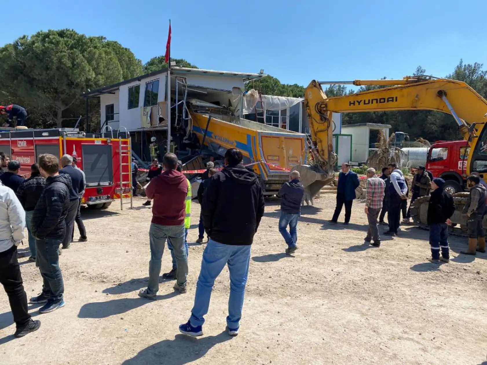 Hafriyat kamyonu konteynıra çarptı, sürücü hayatını kaybetti